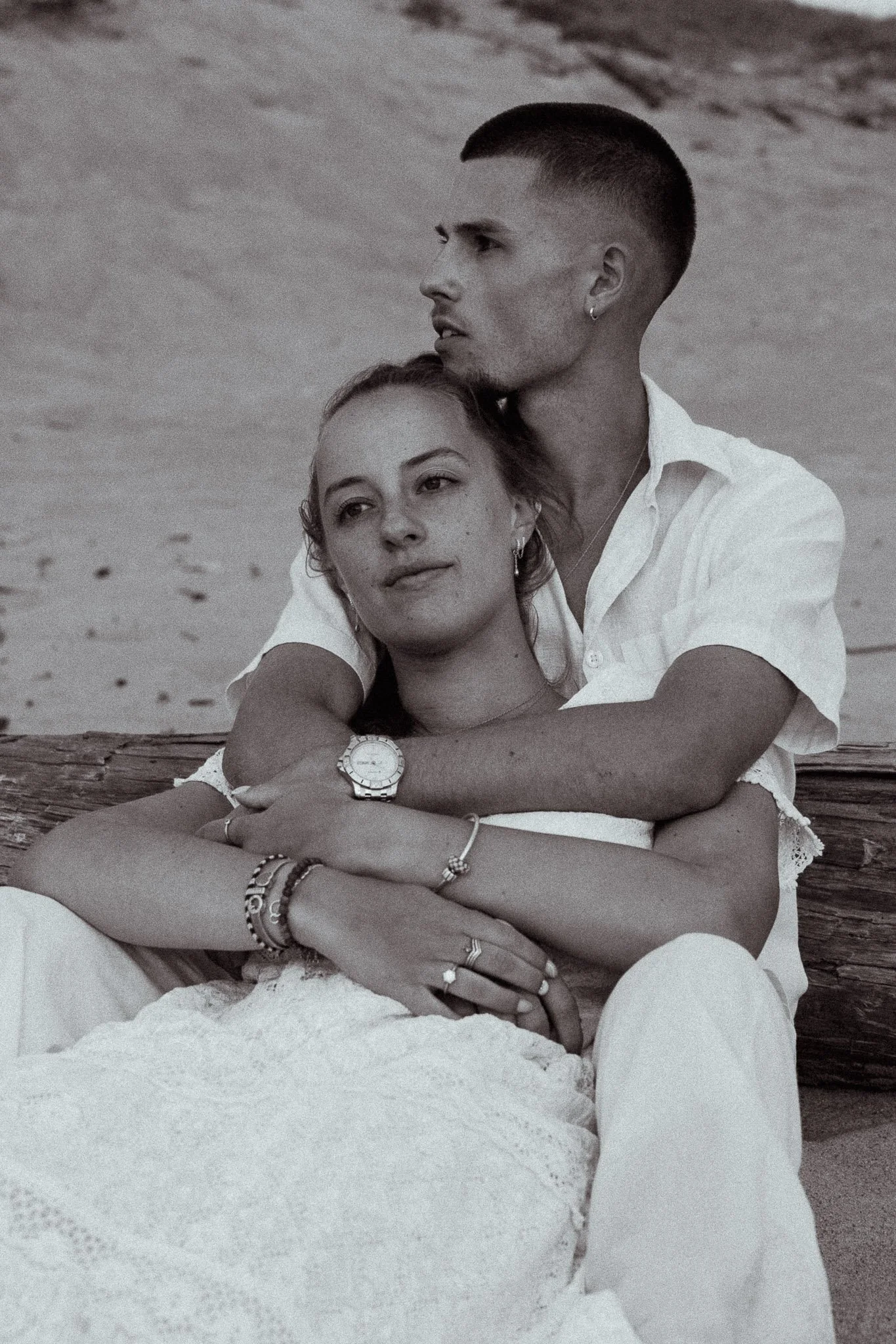 photographe-couple-capbreton-couple-assis-sable-noir-et-blanc.jpg