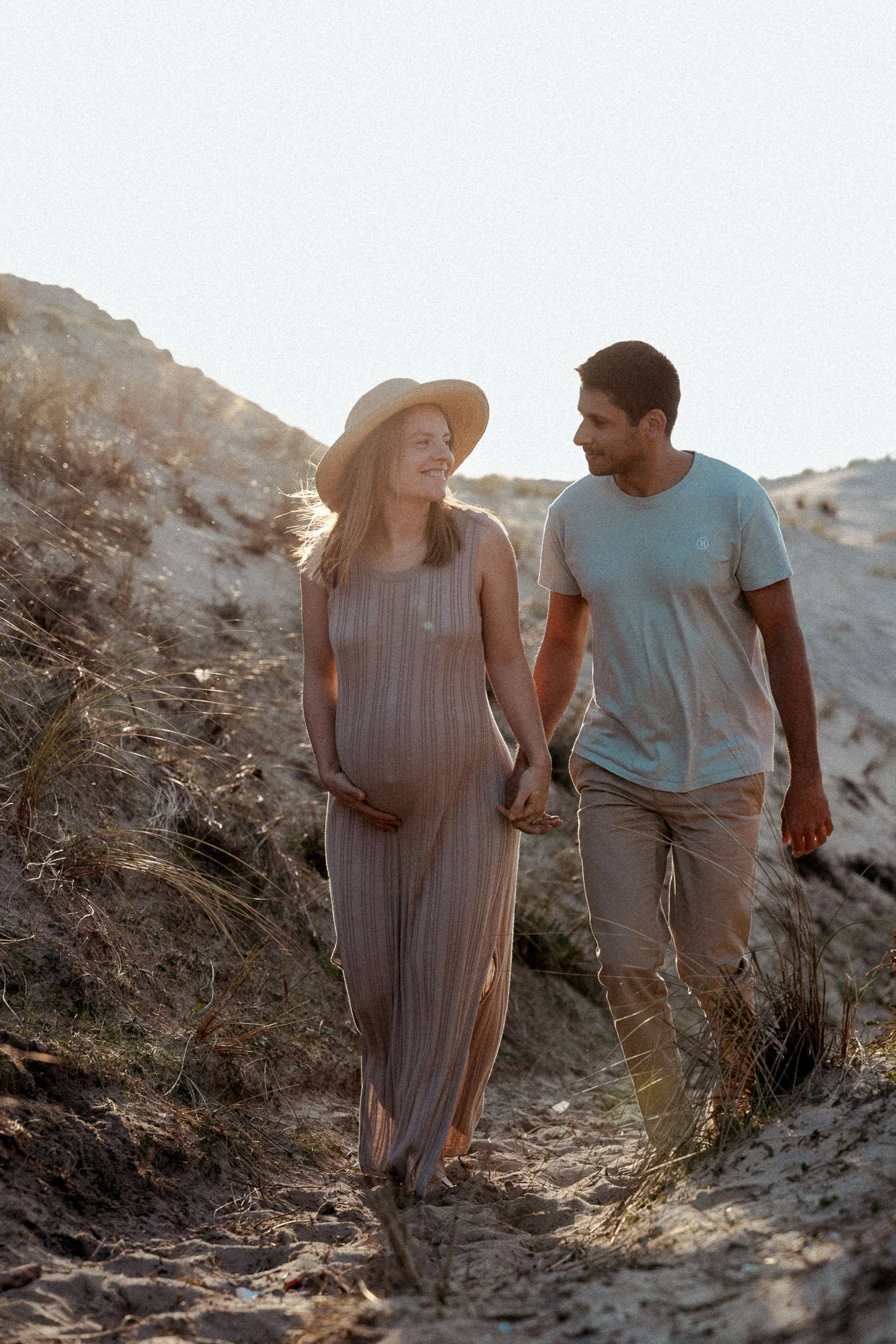 photographe-grossesse-seignosse-futurs-parents-main-dans-la-main-chemin-dune.jpg