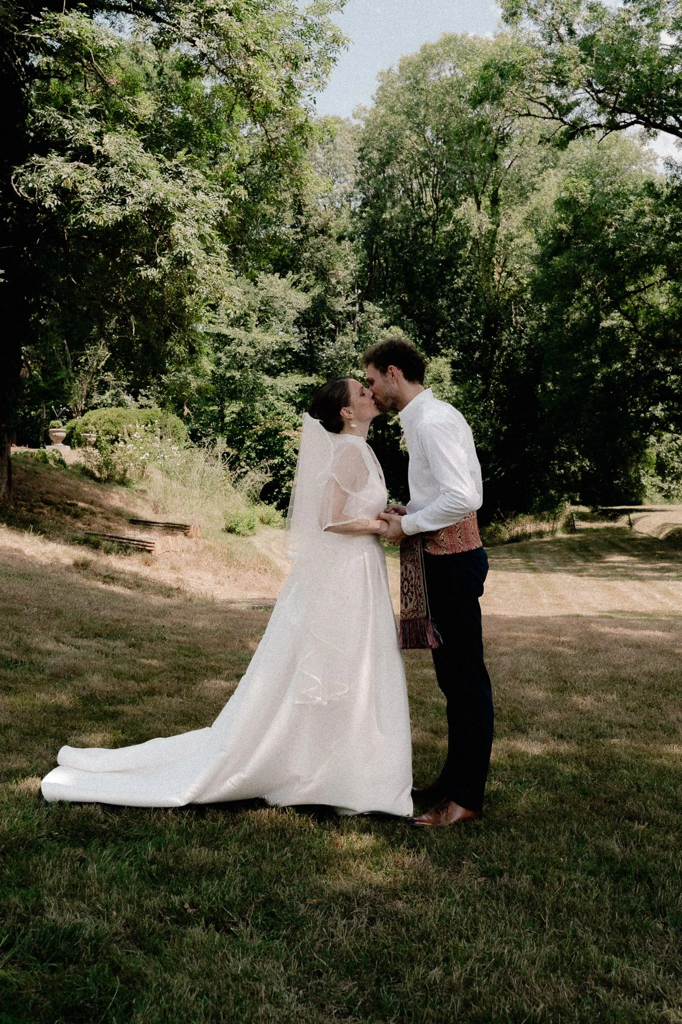 photographe-mariage-bidart-baiser-maries-parc-ombrage.jpg