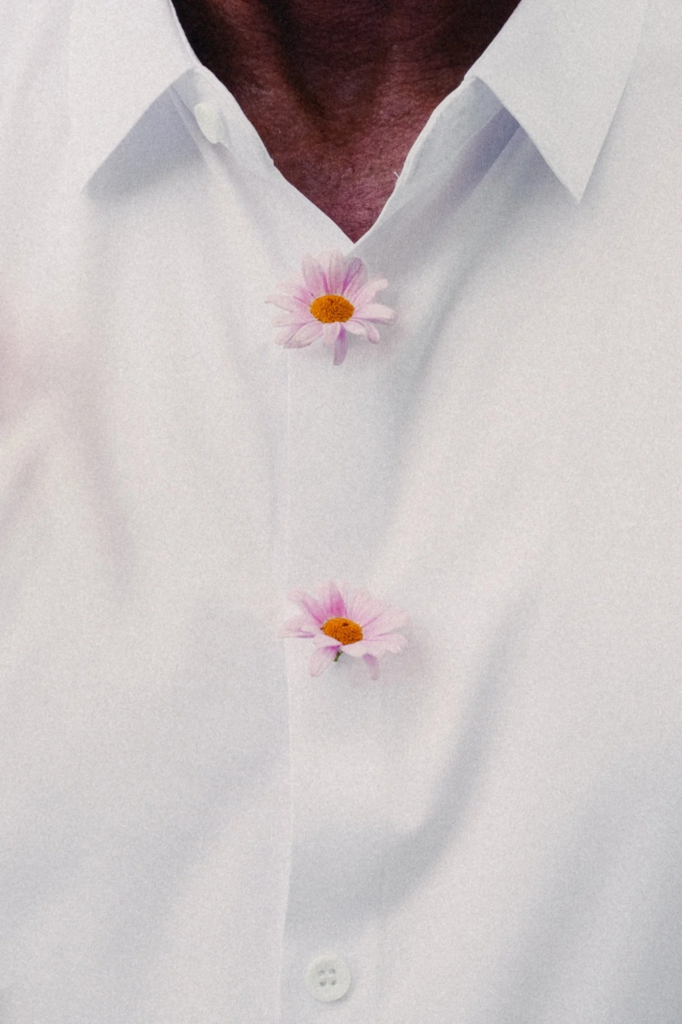 photographe-mariage-hossegor-detail-chemise-marie-paquerettes.jpg