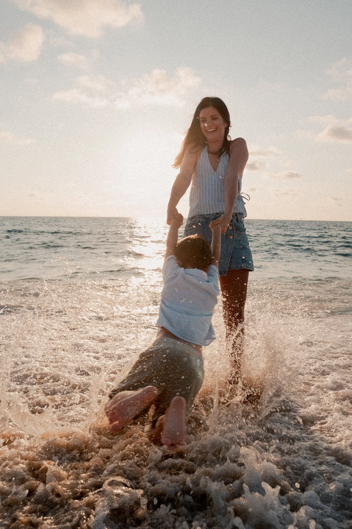 photographe-famille-capbreton-maman-enfant-vagues-contre-jour.jpg