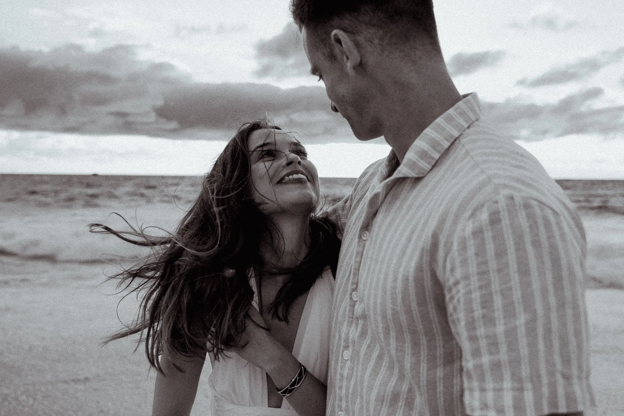 photographe-couple-capbreton-couple-regard-amoureux-noir-et-blanc.jpg