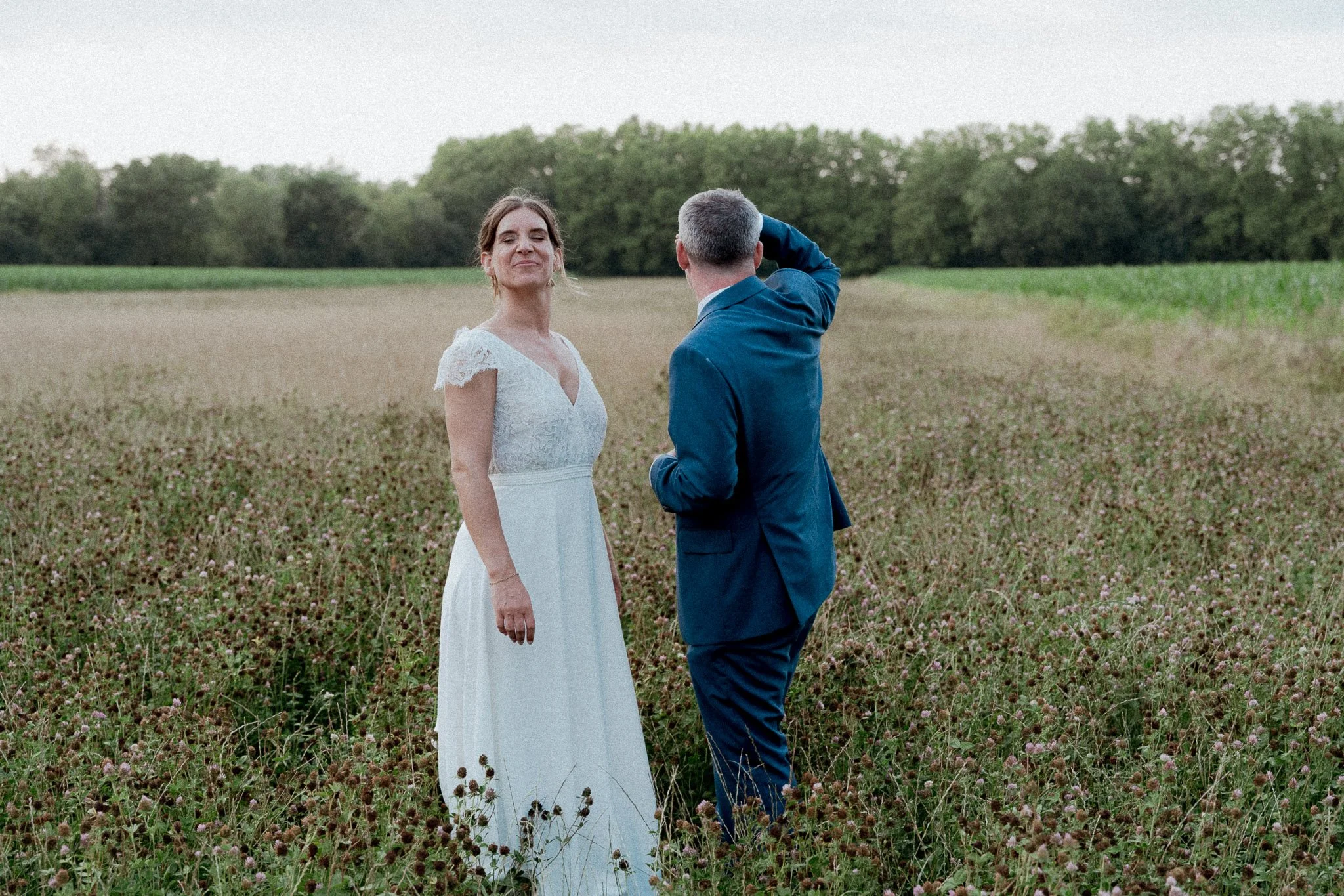 photographe-mariage-saint-jean-de-luz-maries-champ-campagne-soir.jpg