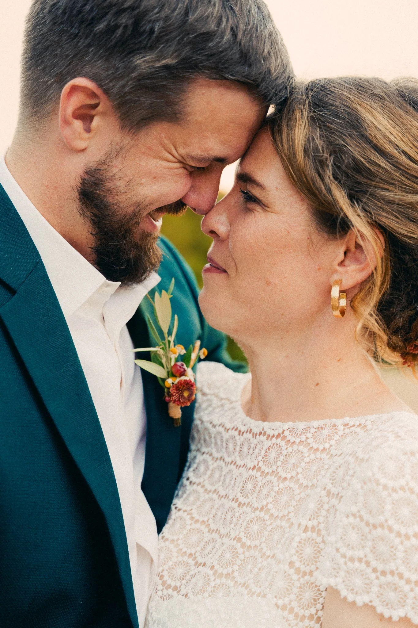 photographe-mariage-saint-jean-de-luz-couple-tendresse-front-contre-front.jpg