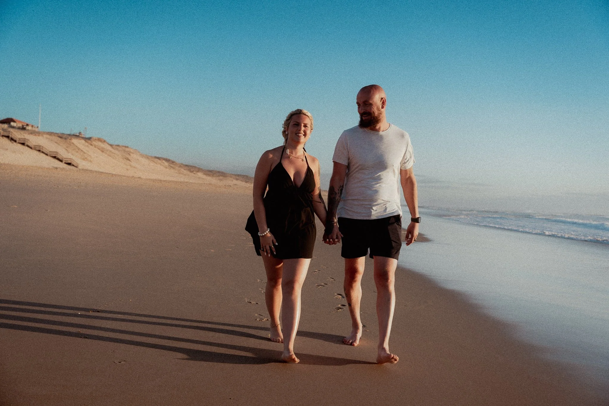 photographe-couple-messanges-couple-main-dans-la-main-bord-ocean.jpg