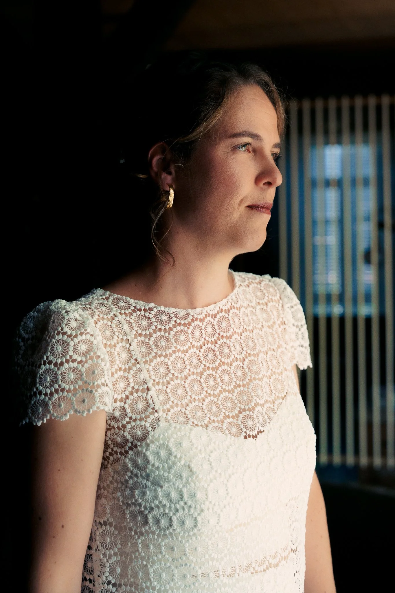 photographe-mariage-anglet-portrait-mariee-lumiere-fenetre.jpg