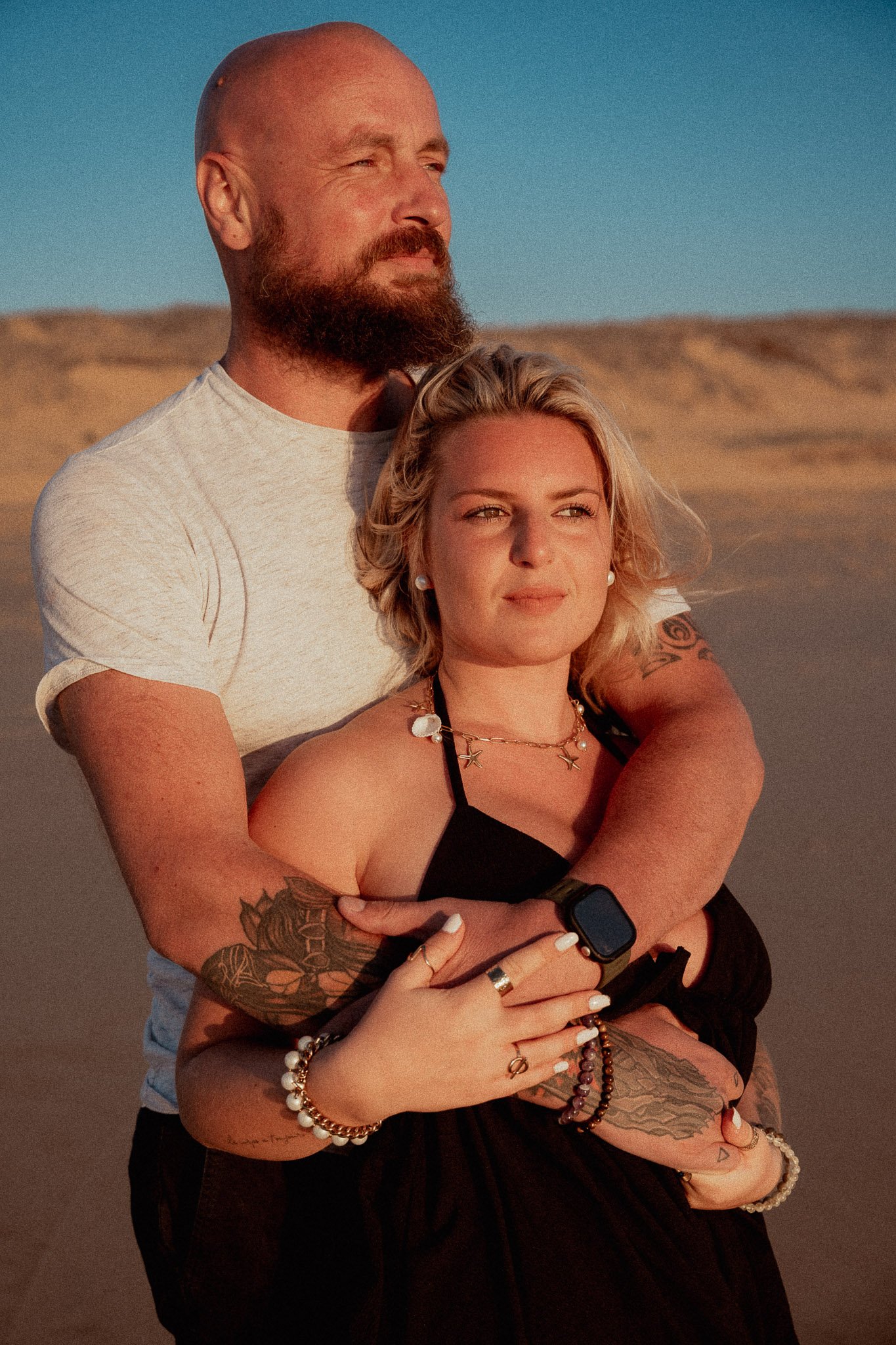 photographe-couple-messanges-couple-calin-lumiere-chaude.jpg