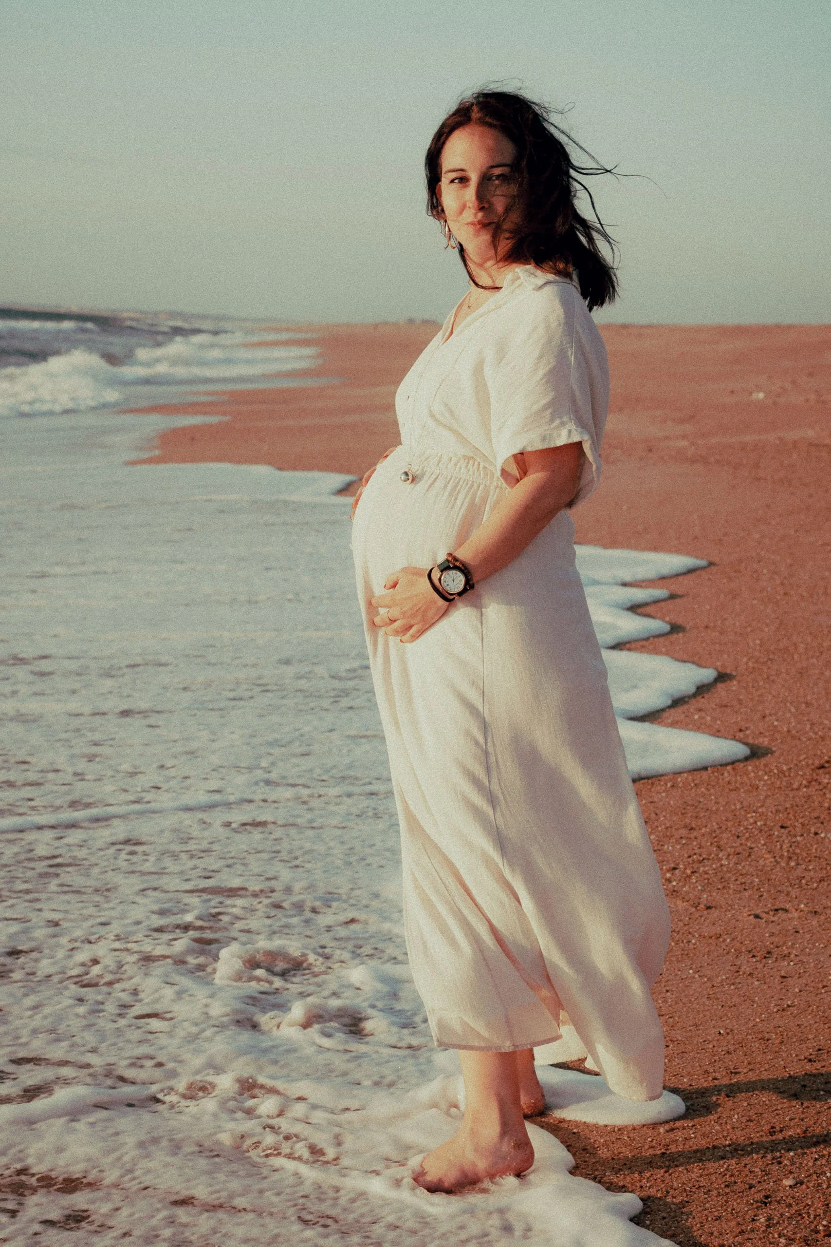 photographe-grossesse-tarnos-future-maman-pieds-dans-eau.jpg