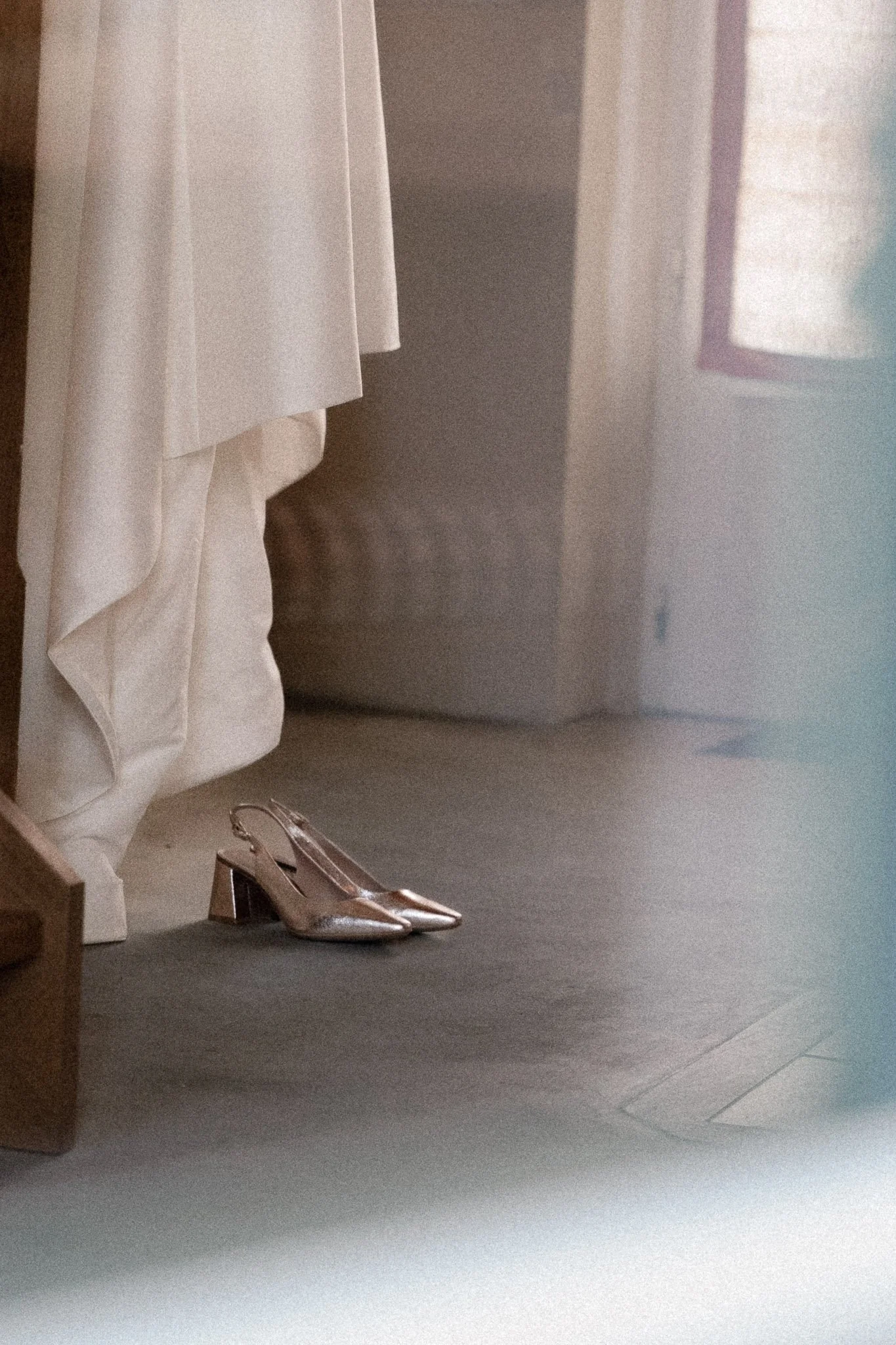 photographe-mariage-moliets-robe-mariee-suspendue-chaussures.jpg