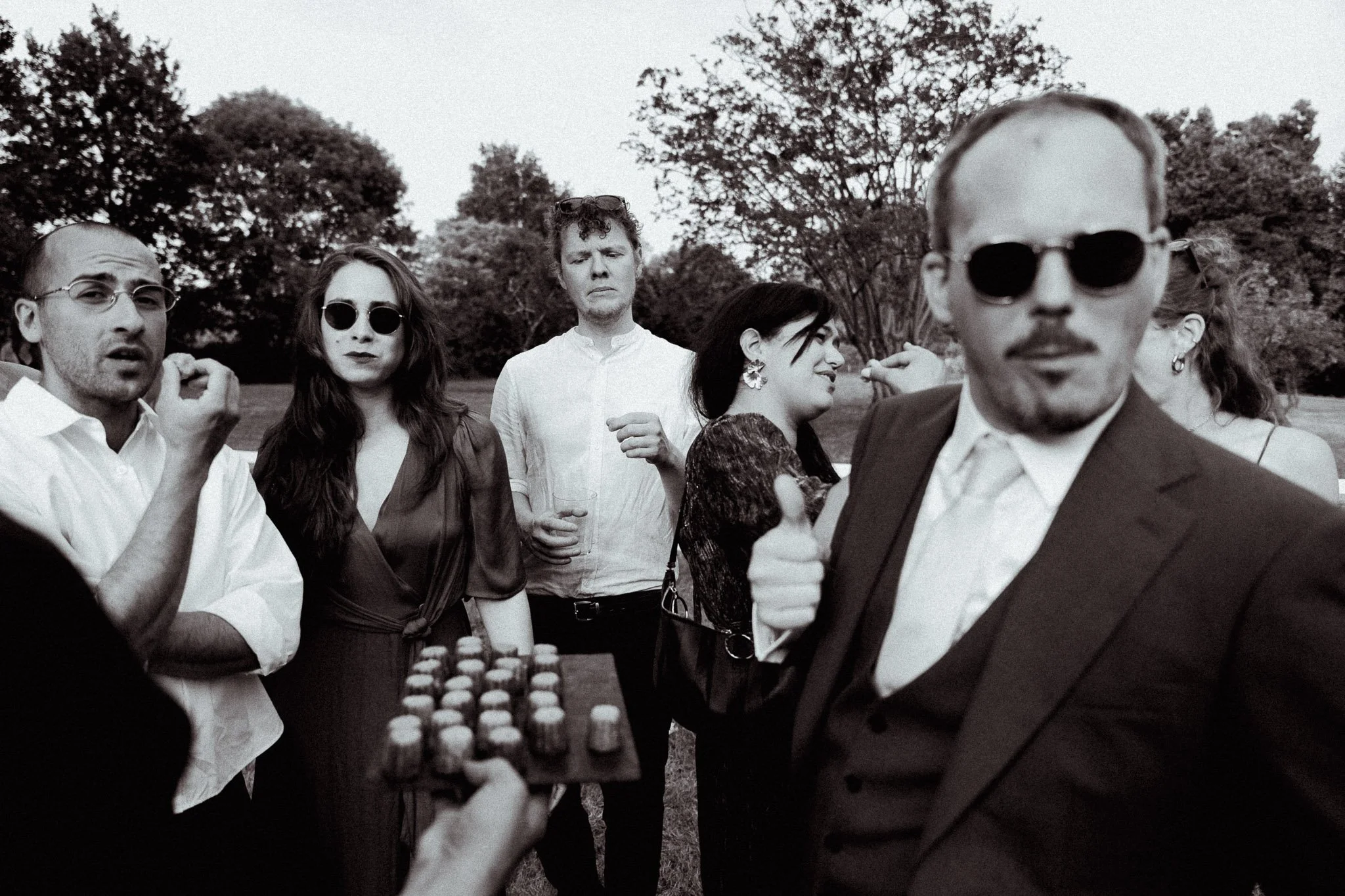photographe-mariage-messanges-invites-lunettes-soleil-noir-et-blanc.jpg