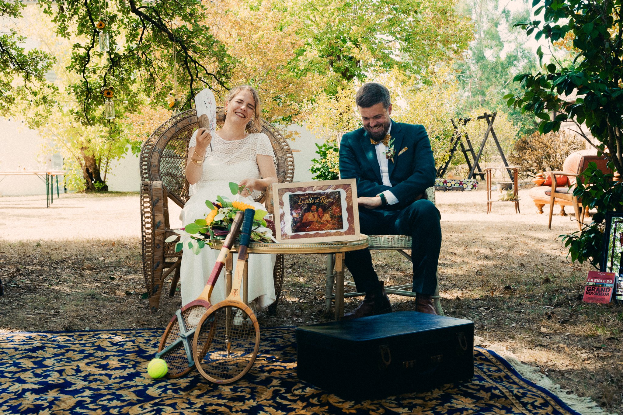 photographe-mariage-seignosse-maries-fauteuil-rotin-ceremonie-boheme.jpg