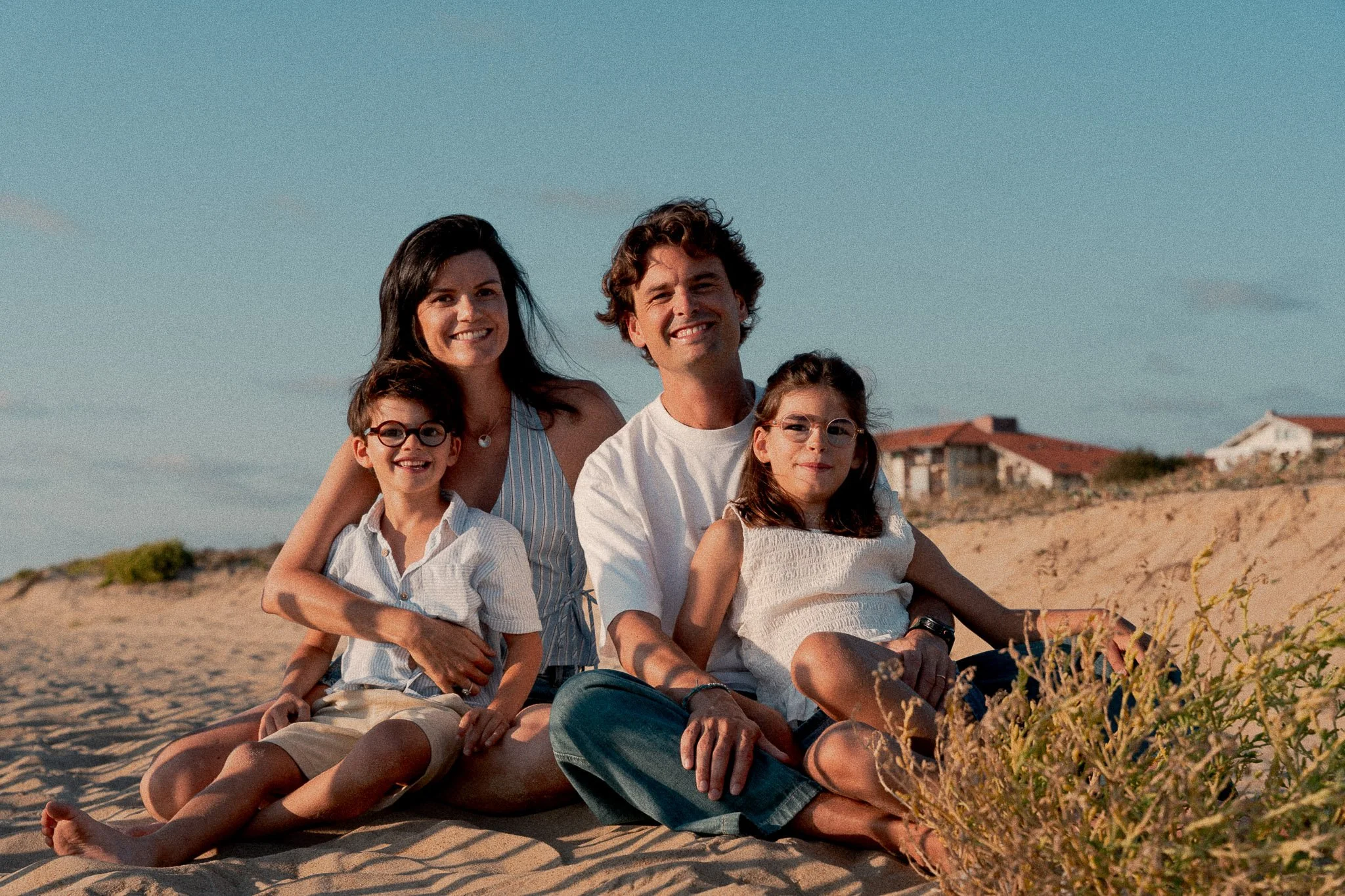 seance-photo-famille-capbreton-parents-enfants-assis-dune.jpg