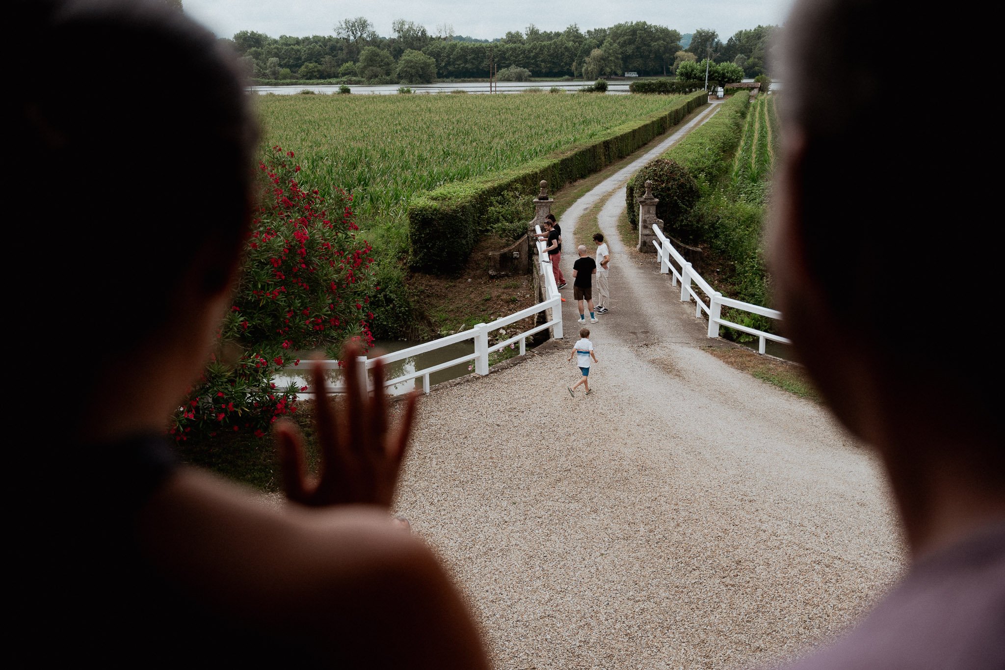 photographe-mariage-saint-jean-de-luz-vue-allee-domaine-champs.jpg