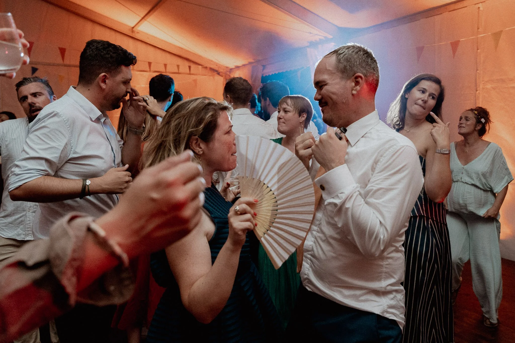 photographe-mariage-soustons-invites-eventail-piste-de-danse.jpg
