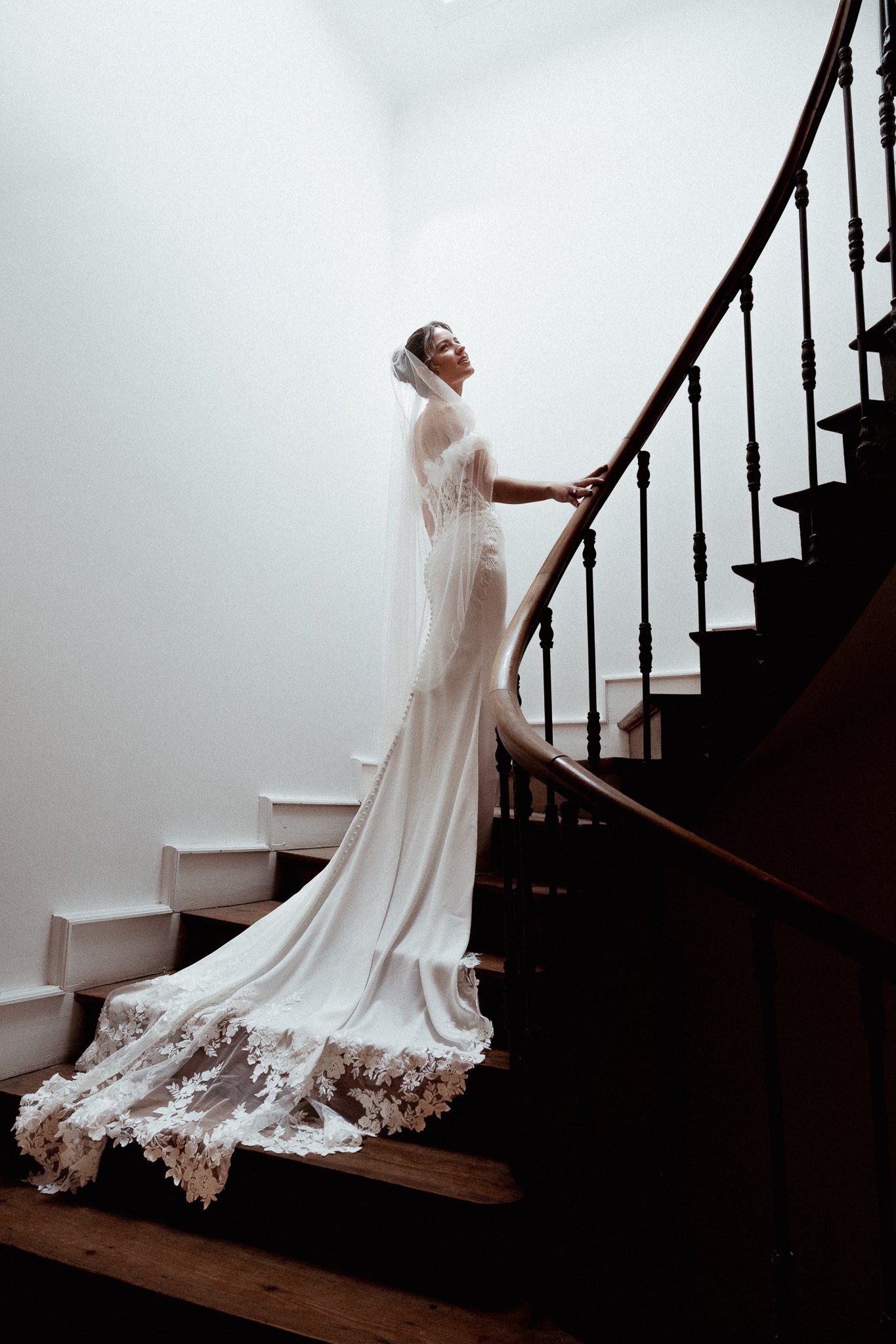 photographe-mariage-vieux-boucau-mariee-escalier-traine-dentelle.jpg