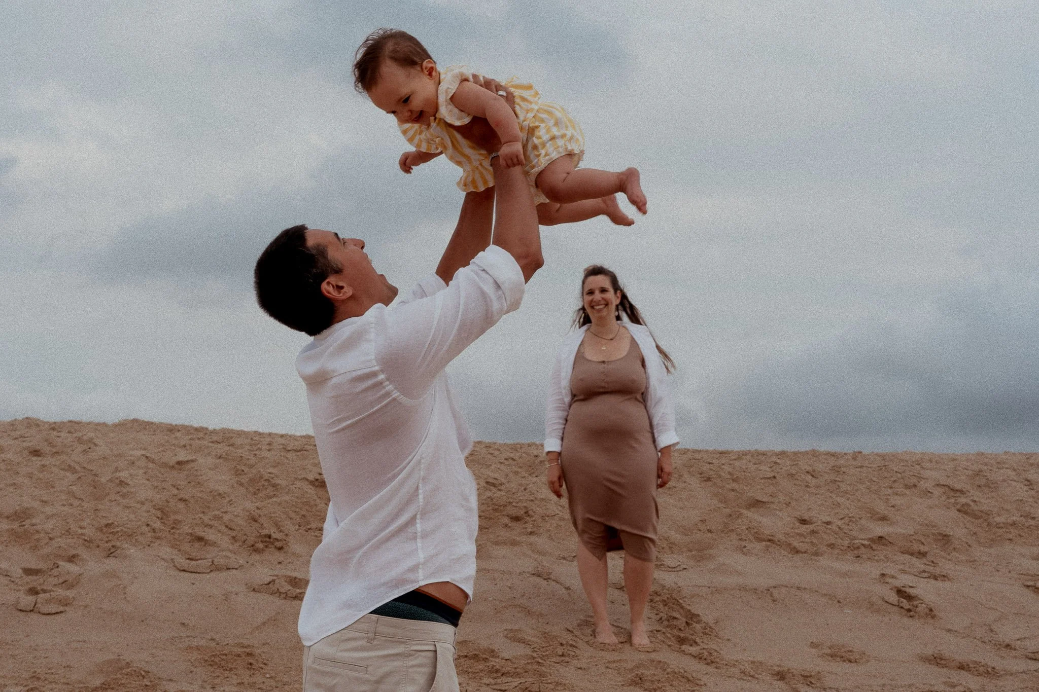 photographe-famille-hossegor-papa-bebe-en-l-air-plage.jpg