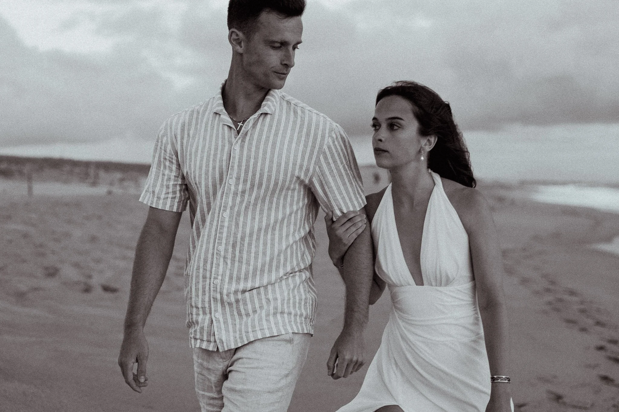 photographe-couple-capbreton-couple-marche-plage-noir-et-blanc.jpg
