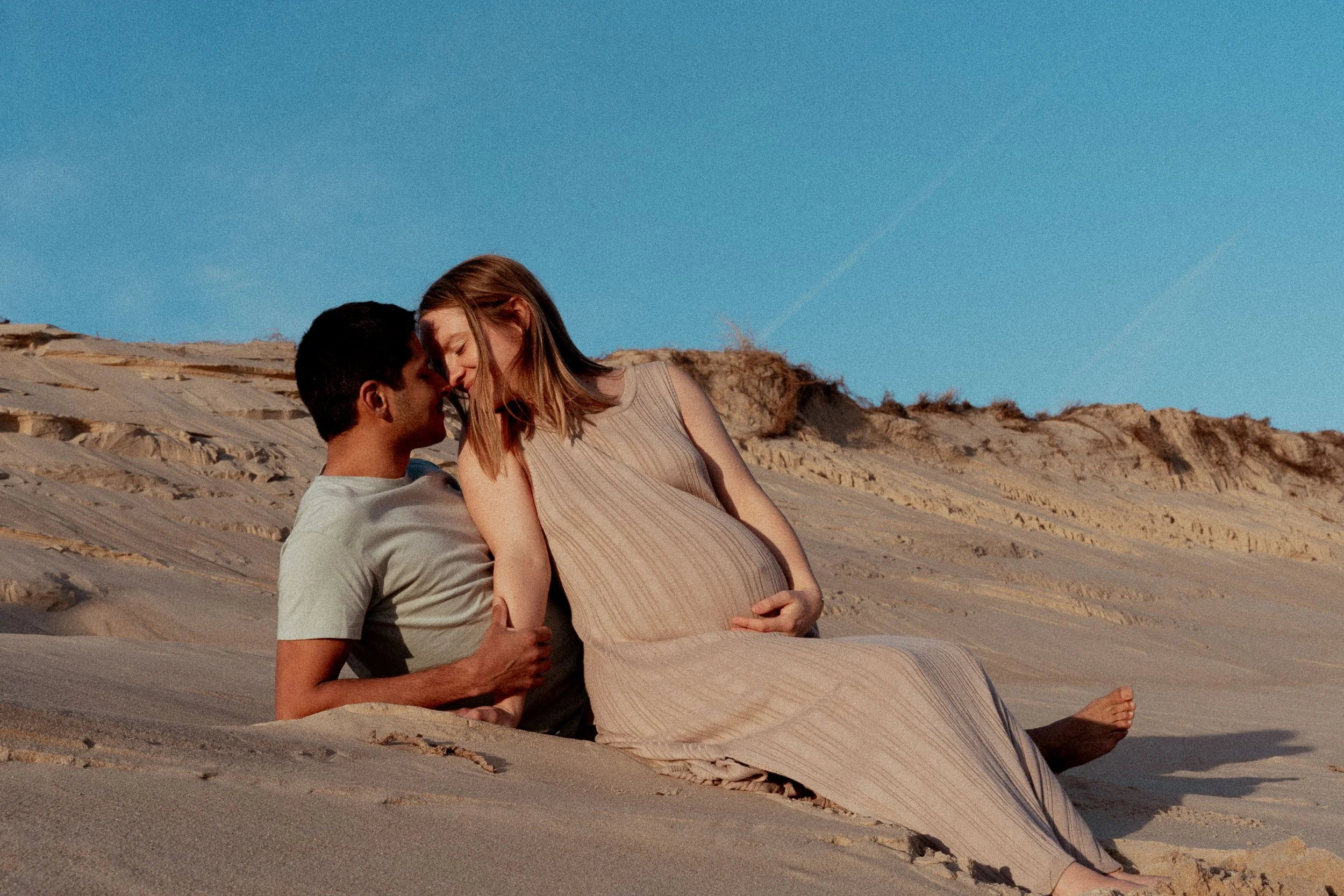 photographe-grossesse-seignosse-futurs-parents-complices-dune-ciel-bleu.jpg