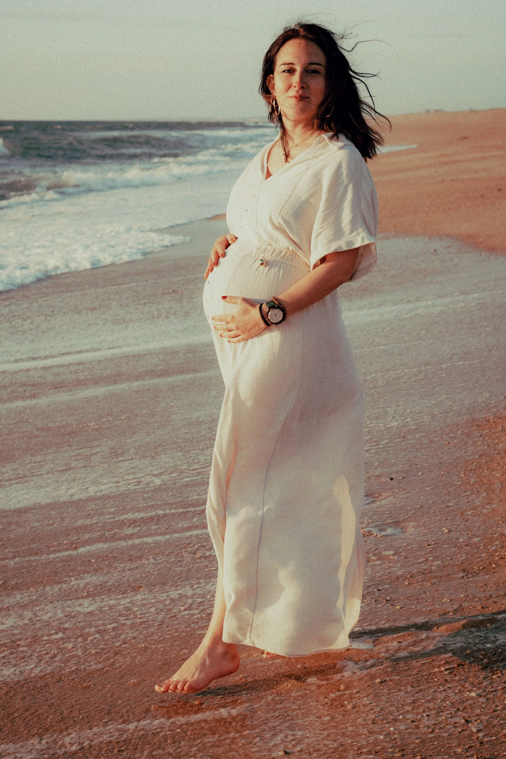 photographe-grossesse-tarnos-portrait-future-maman-main-sur-ventre-plage.jpg