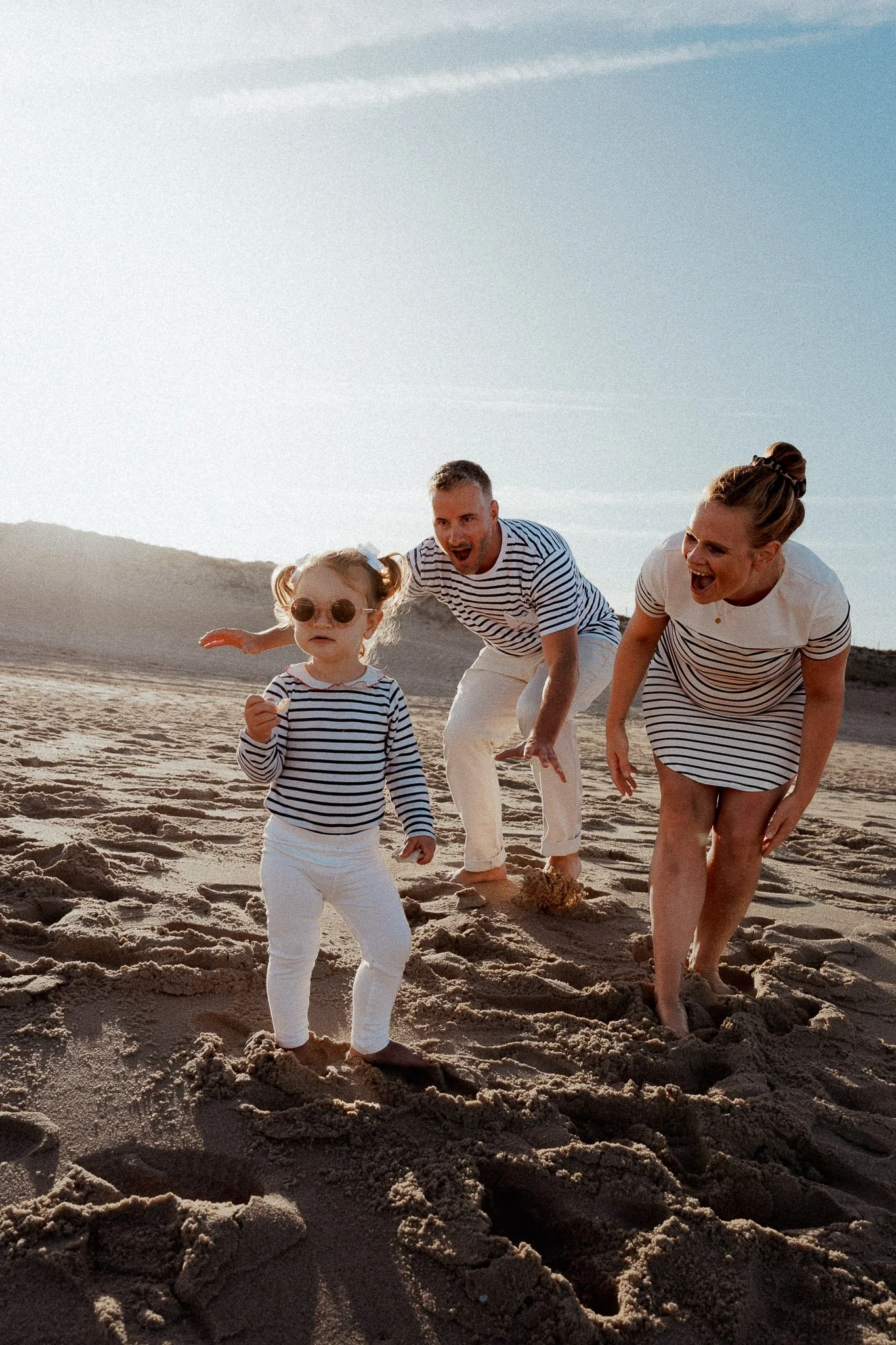 photographe-famille-seignosse-parents-fillette-jeu-plage-lumiere.jpg