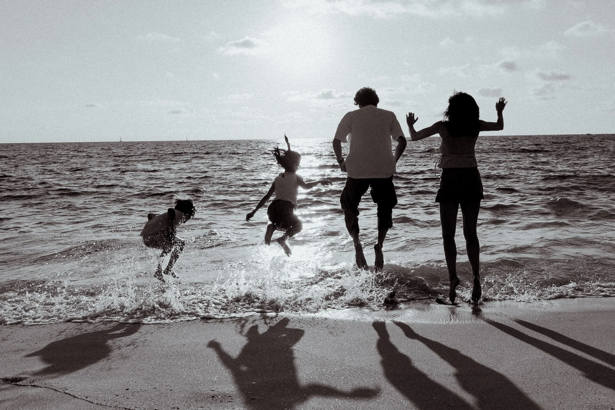 photographe-famille-capbreton-saut-dans-les-vagues.jpg