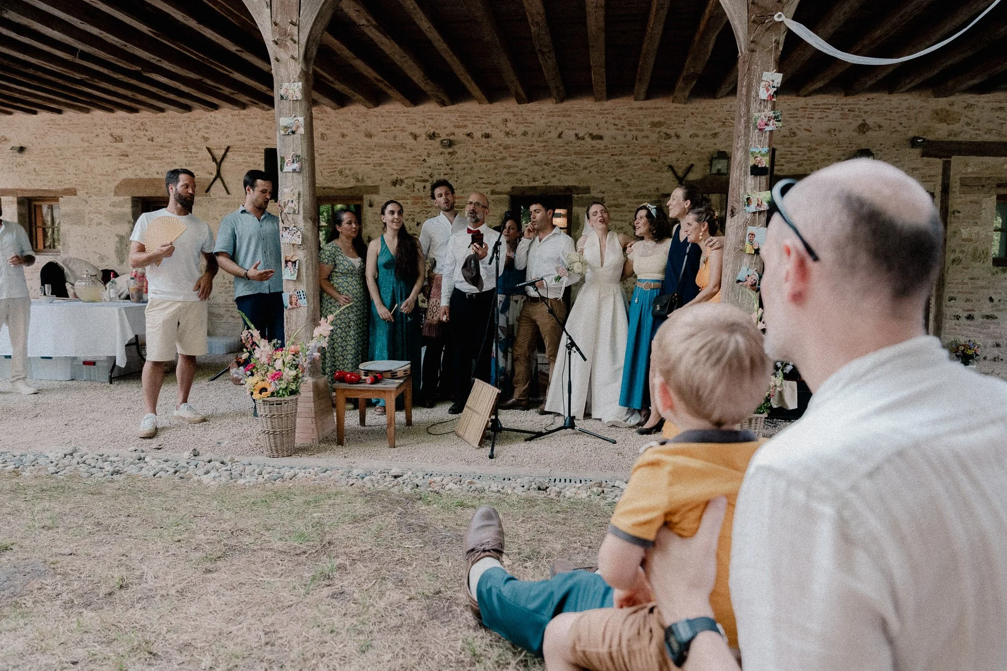 photographe-mariage-arjuzanx-animation-invites-sous-la-grange.jpg
