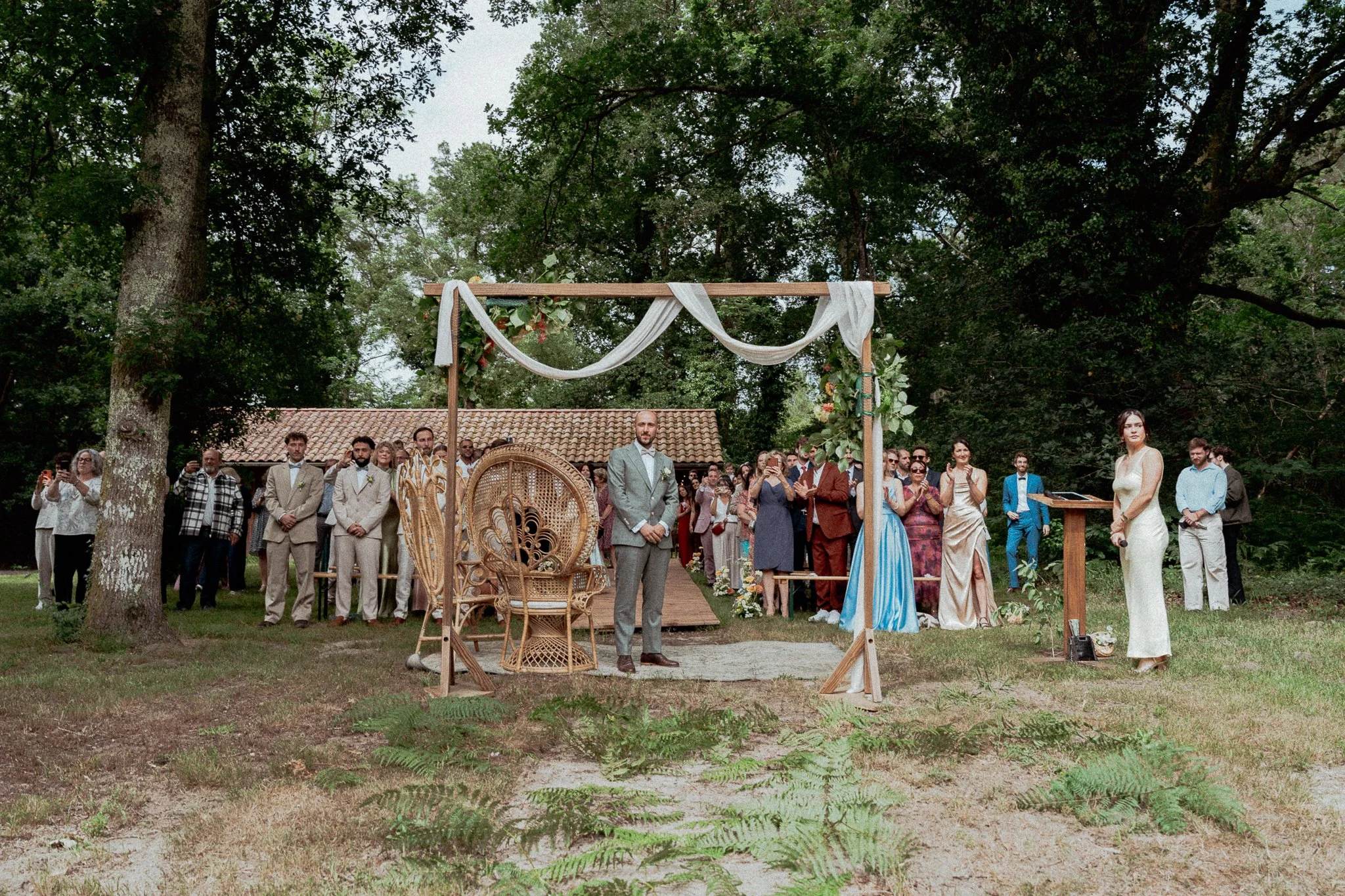 photographe-mariage-guethary-ceremonie-laique-foret-arche-fleurie.jpg
