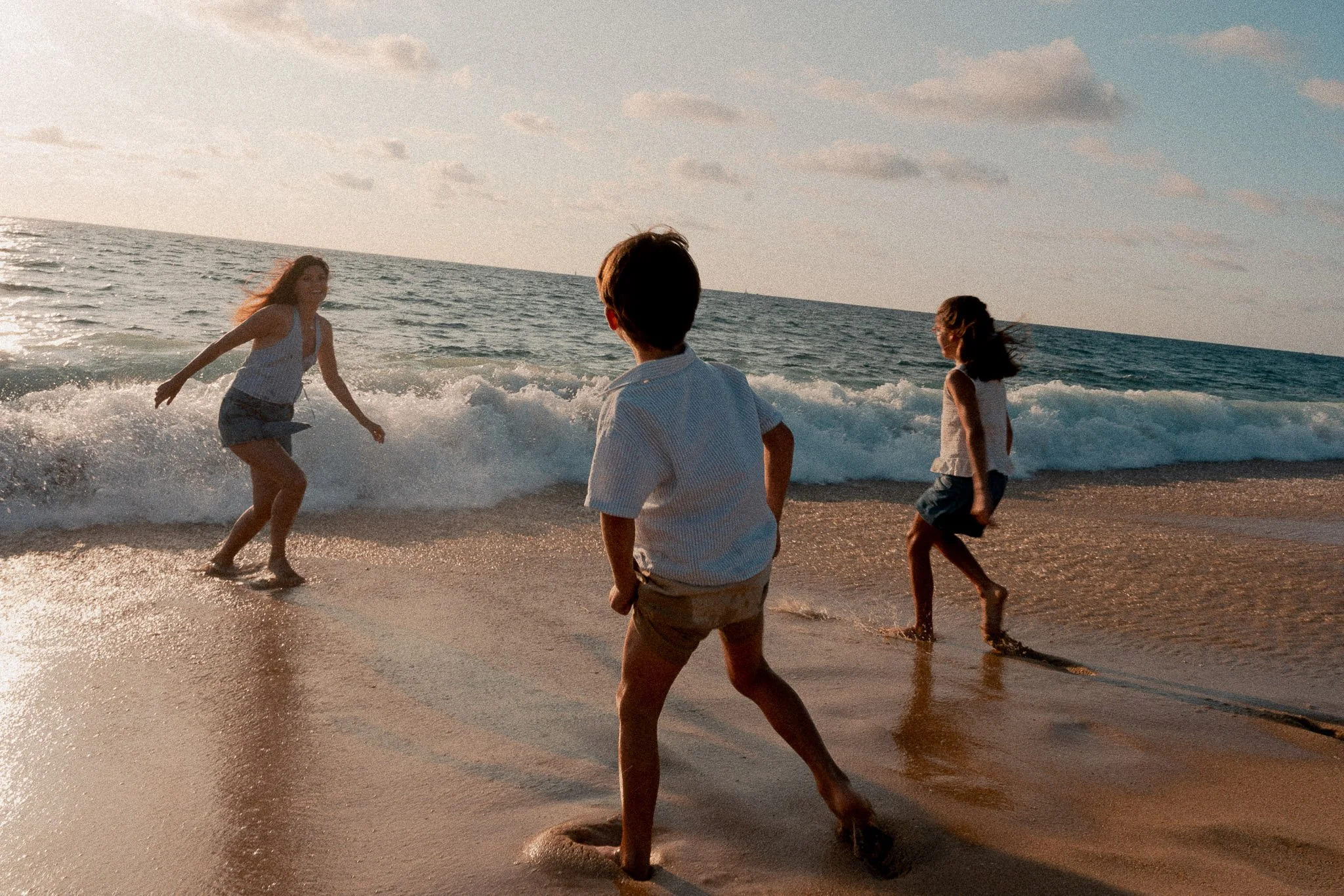 seance-photo-famille-capbreton-enfants-jouent-vagues-ocean.jpg