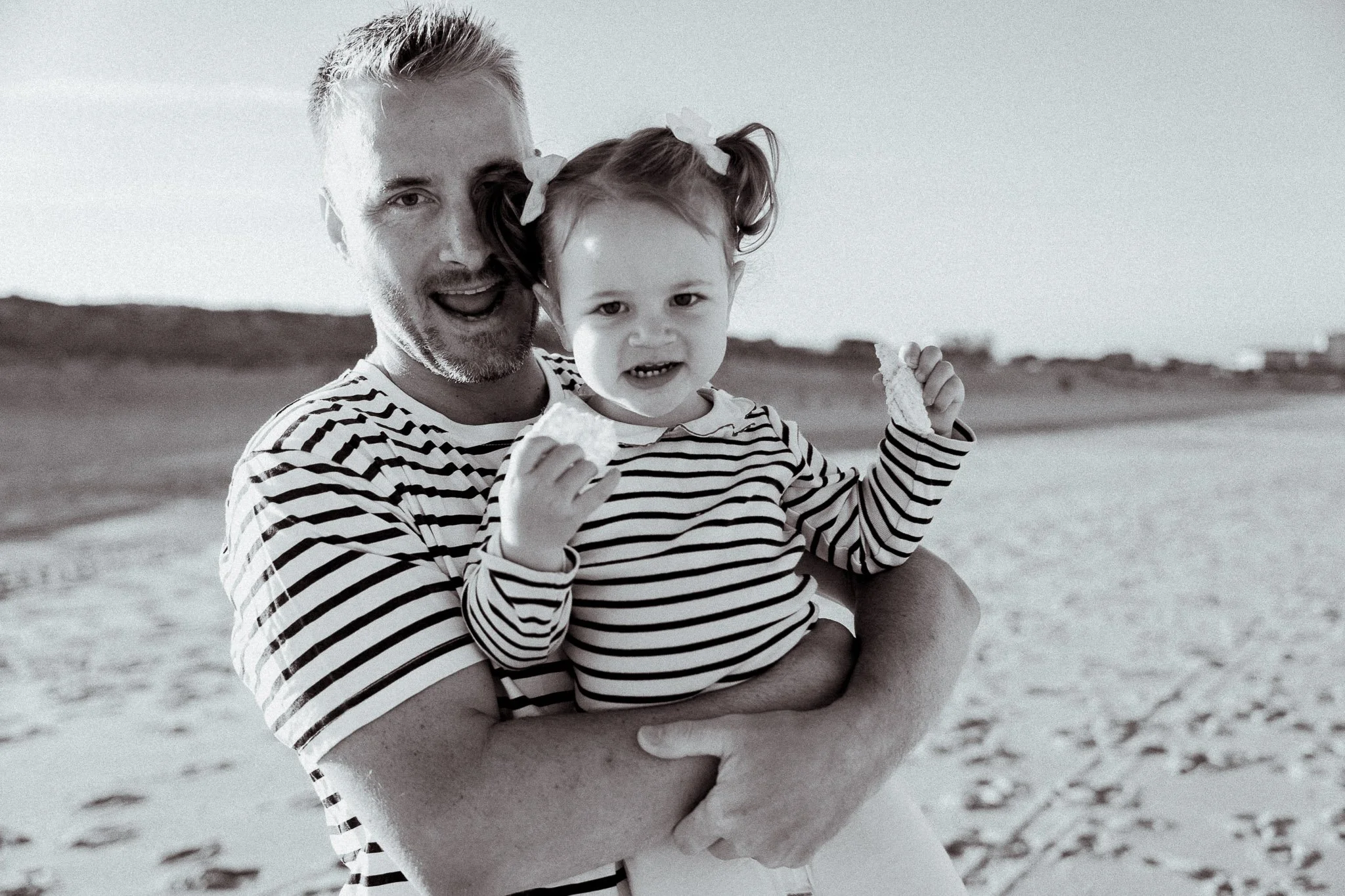 photographe-famille-seignosse-papa-fille-mariniere-noir-et-blanc.jpg