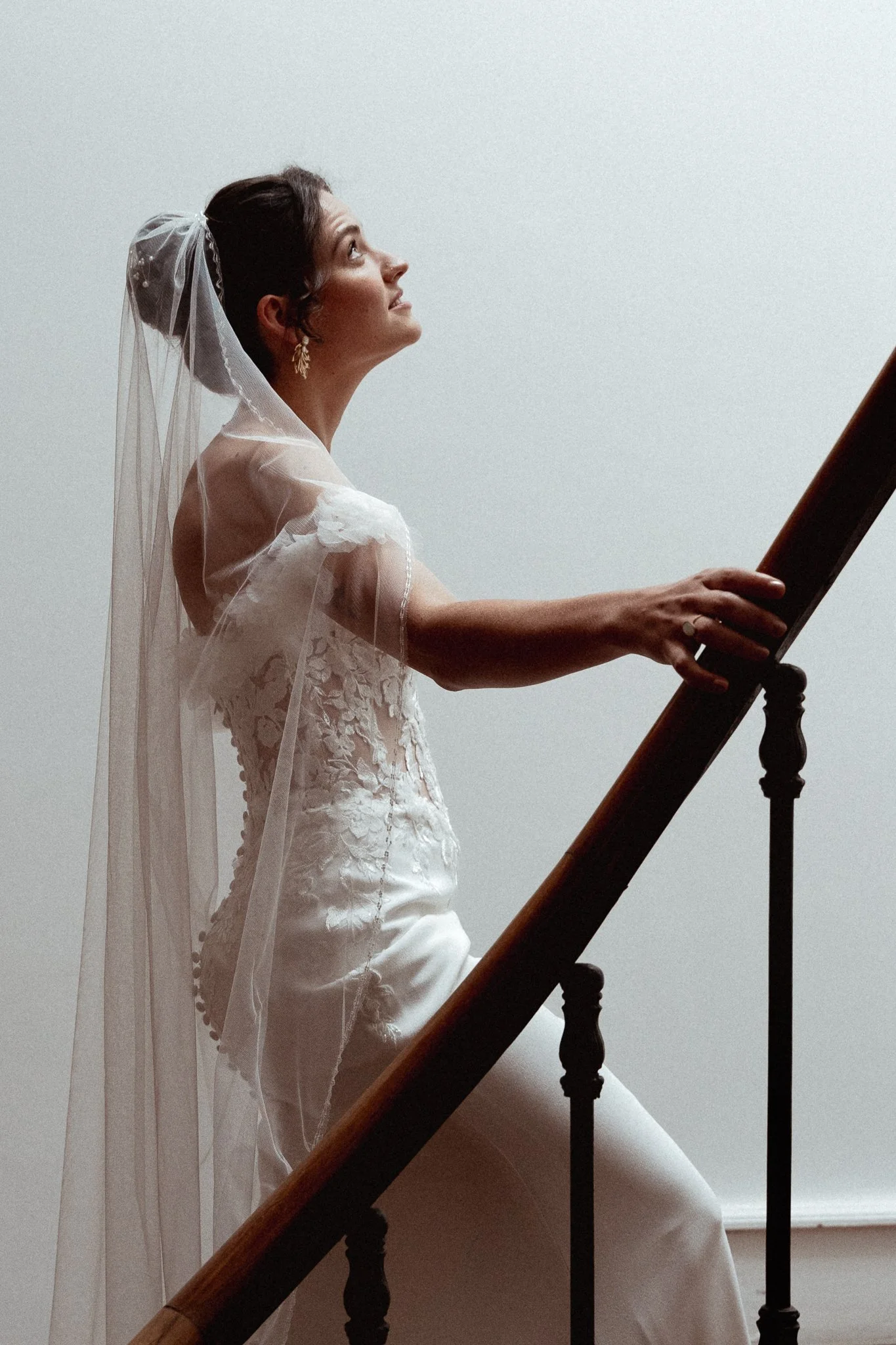 photographe-mariage-landes-mariee-escalier-bois-lumiere-naturelle.jpg