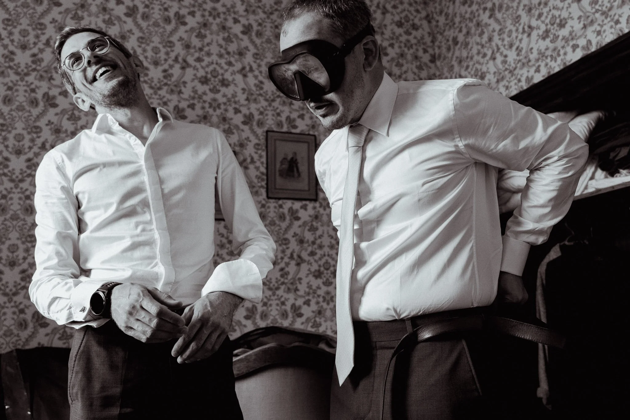 photographe-mariage-saint-barthelemy-garcons-honneur-fou-rire-noir-et-blanc.jpg