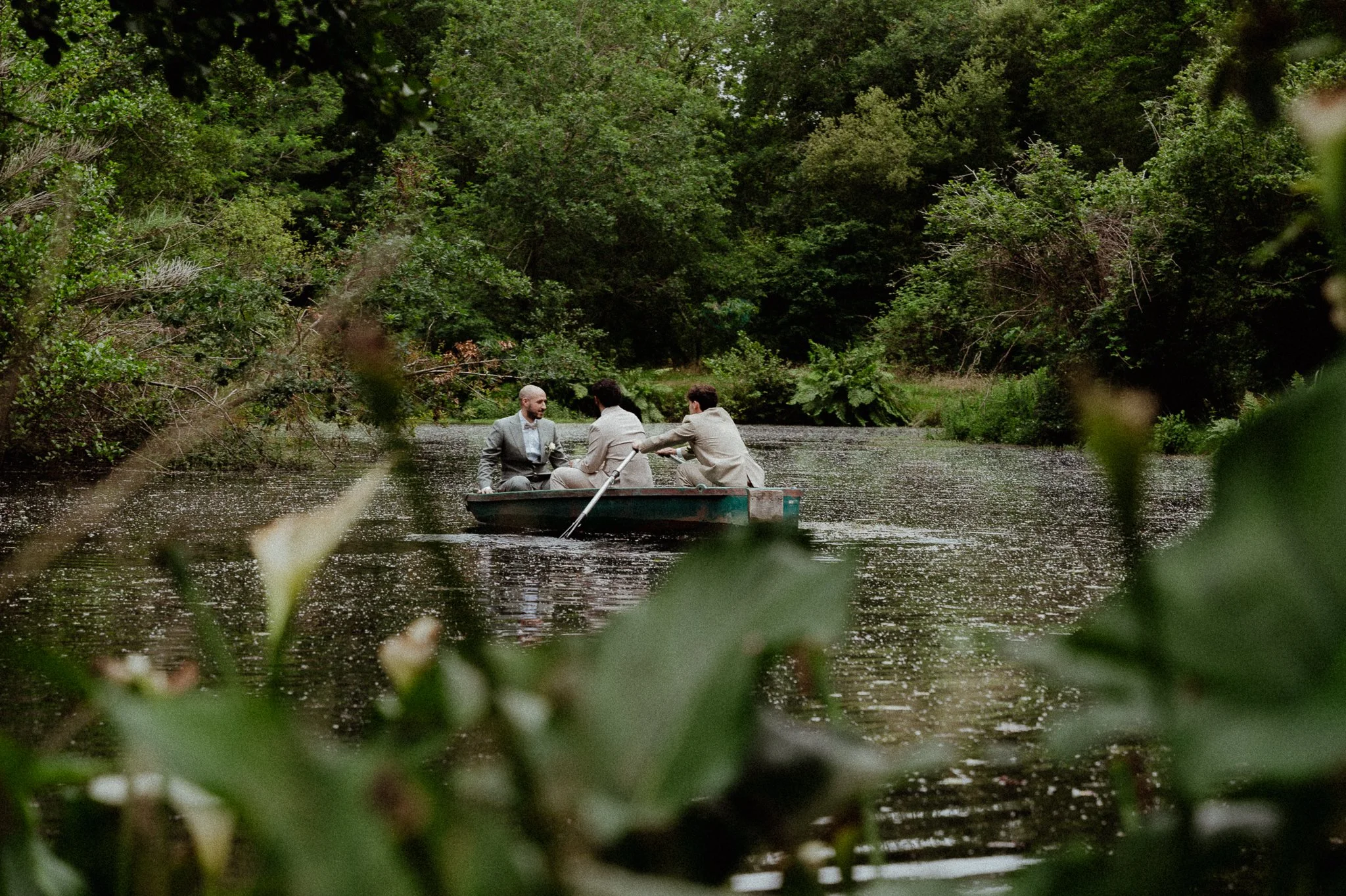 photographe-mariage-bidart-marie-arrive-en-barque-etang.jpg