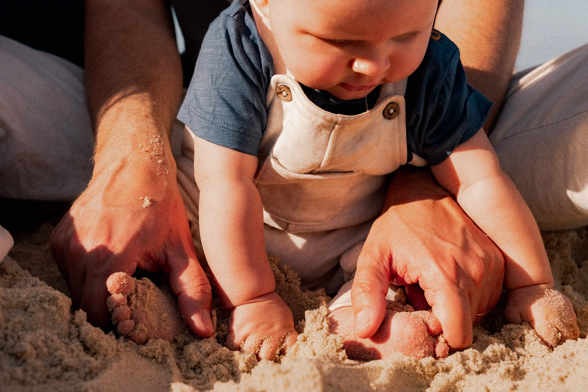 seance-photo-famille-capbreton-bebe-mains-dans-le-sable.jpg