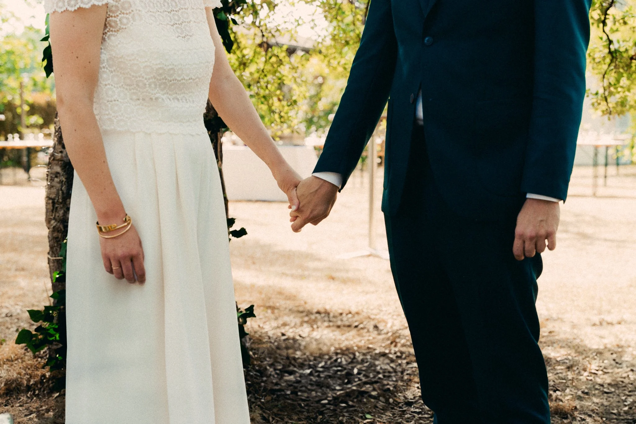 photographe-mariage-messanges-maries-main-dans-la-main-detail.jpg
