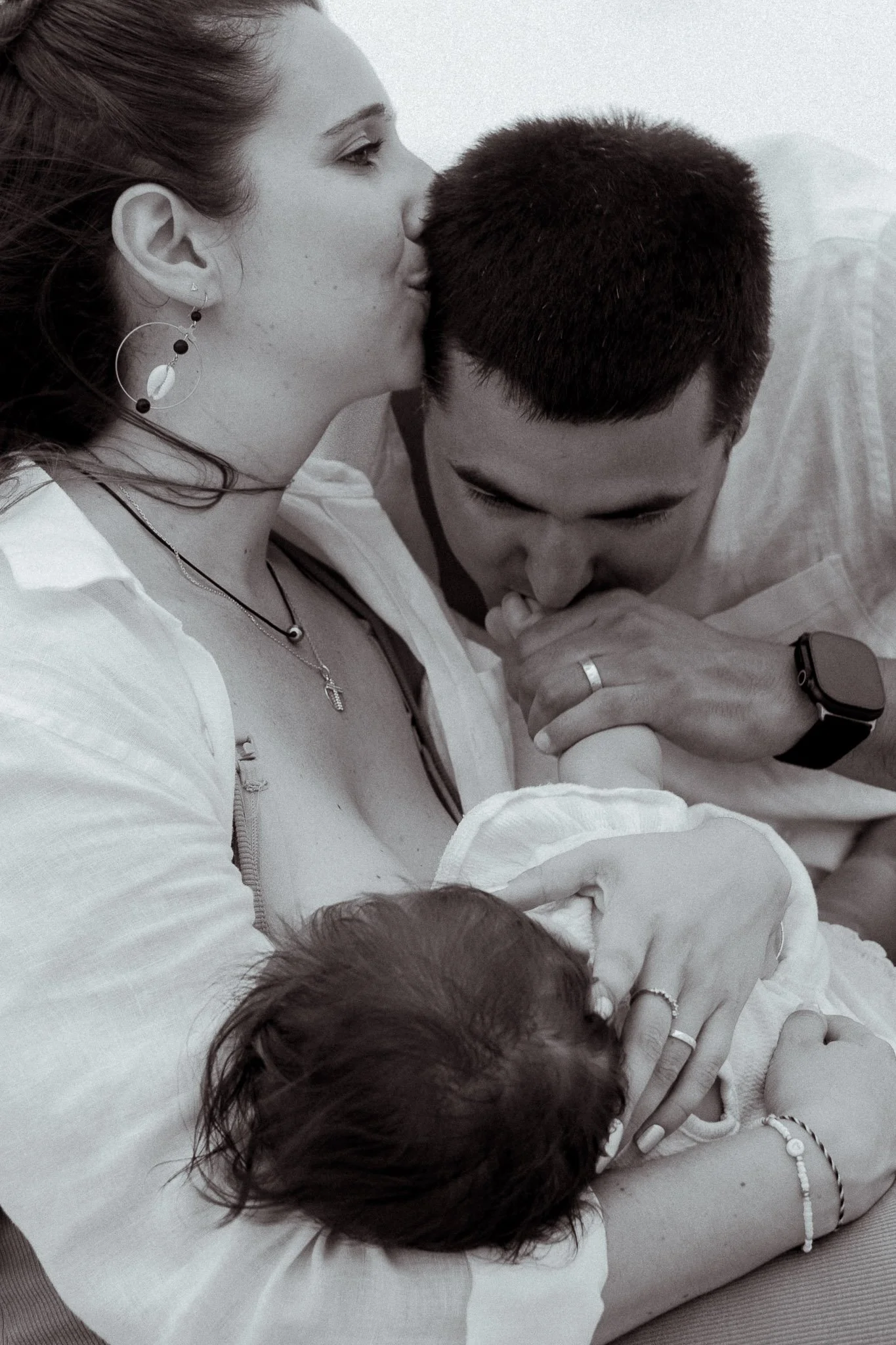photographe-famille-hossegor-parents-bebe-tendresse-noir-et-blanc.jpg