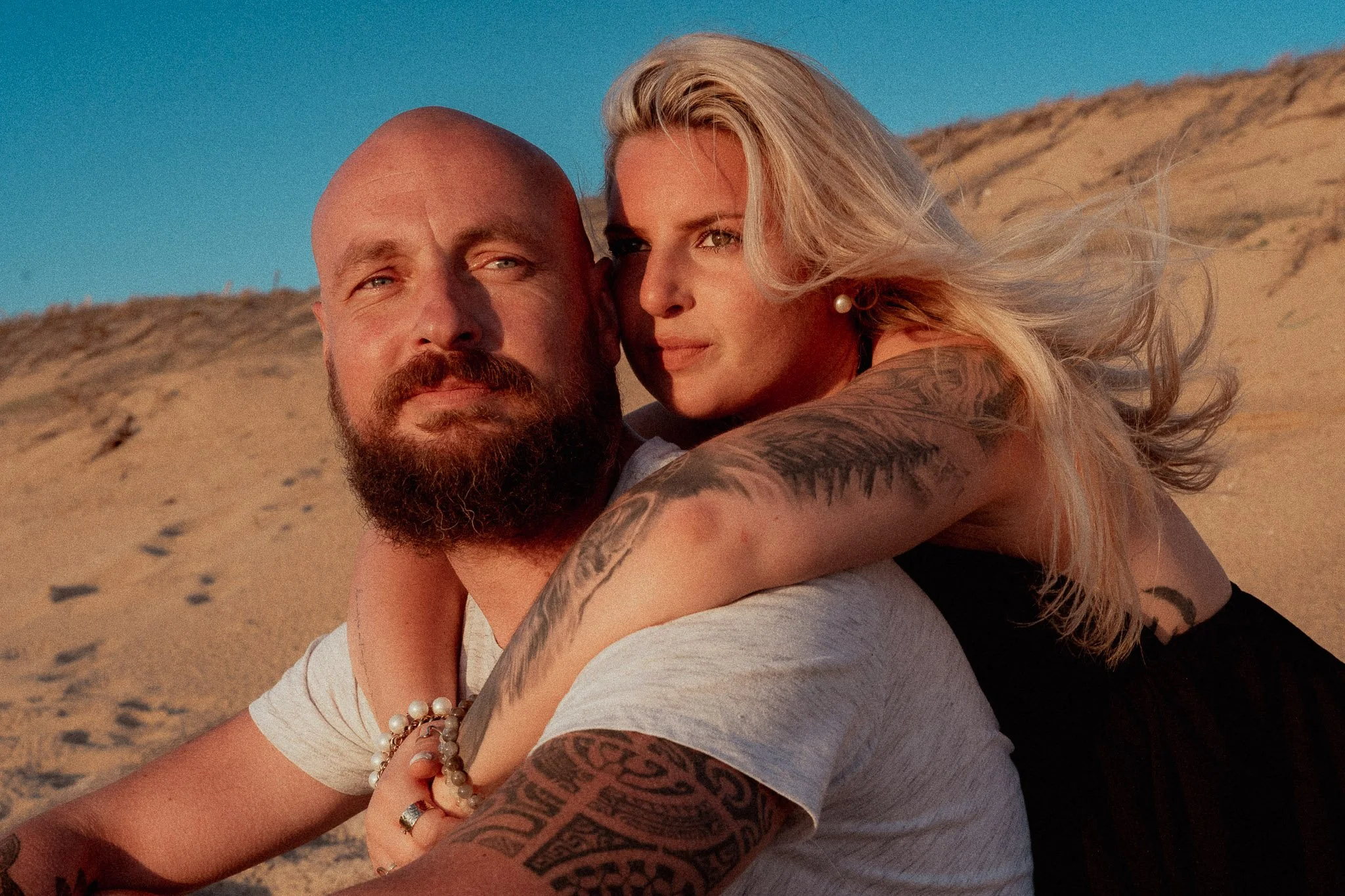 photographe-couple-messanges-couple-allonge-dune-portrait.jpg