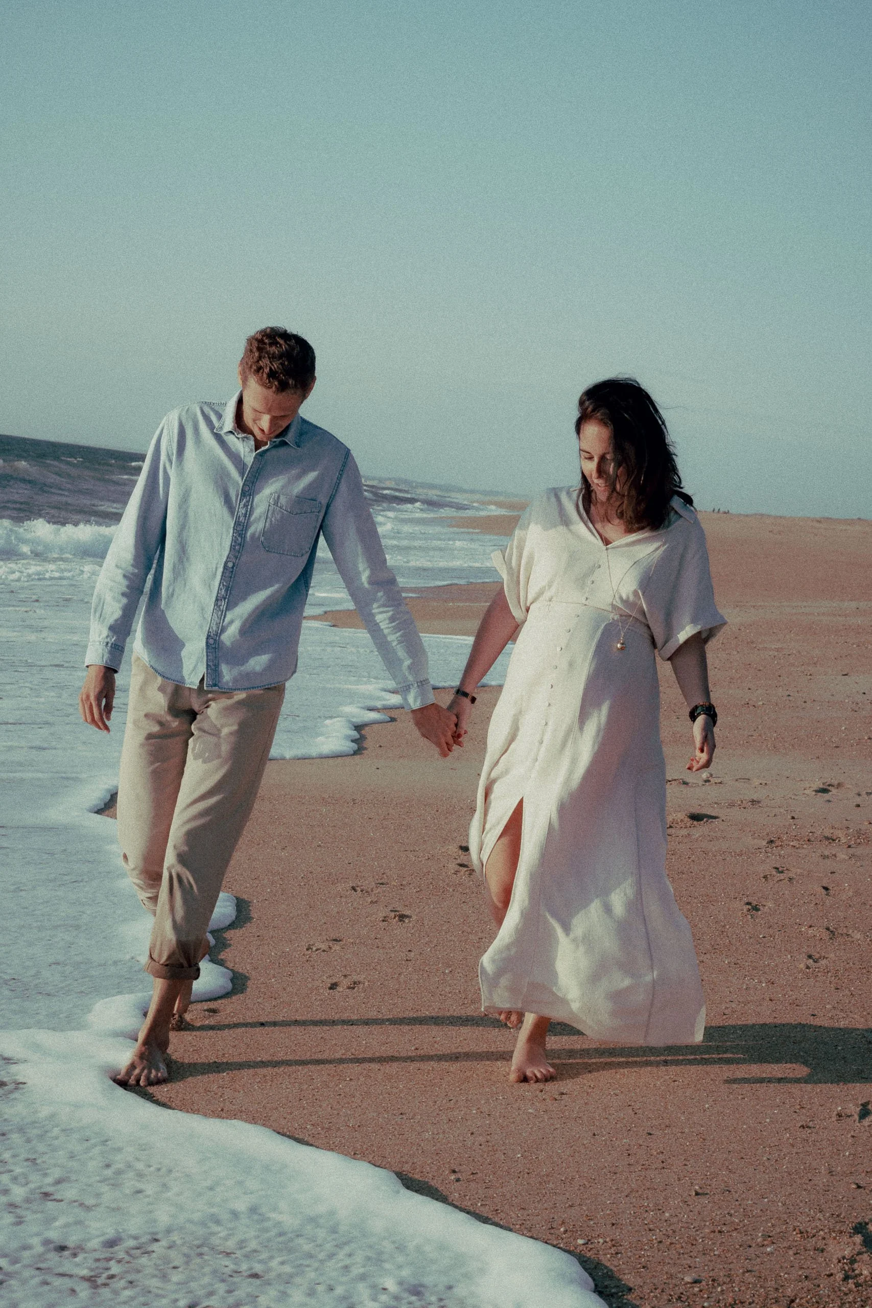 photographe-grossesse-tarnos-futurs-parents-main-dans-la-main-bord-ocean.jpg