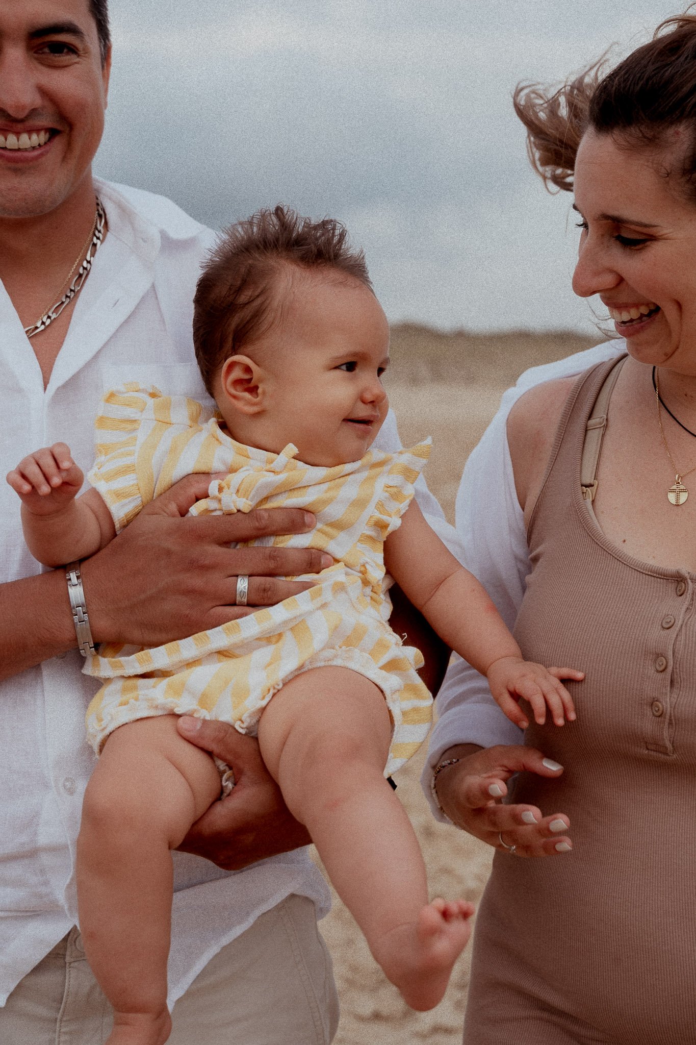 seance-photo-famille-hossegor-parents-bebe-dans-les-bras.jpg
