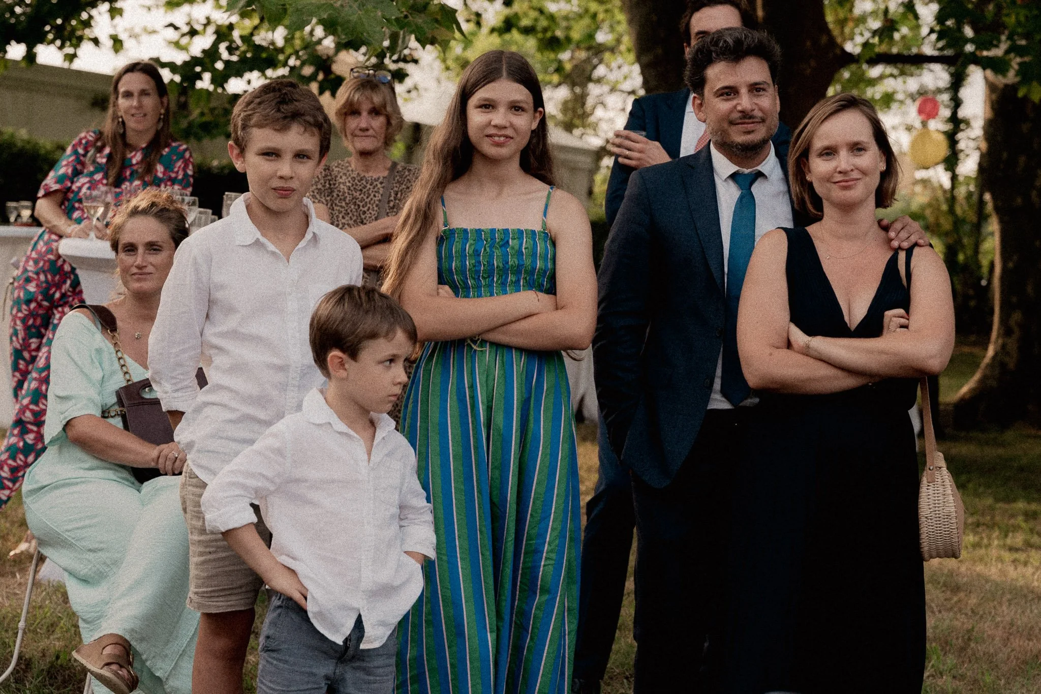 photographe-mariage-soustons-famille-invites-regardent-animation.jpg