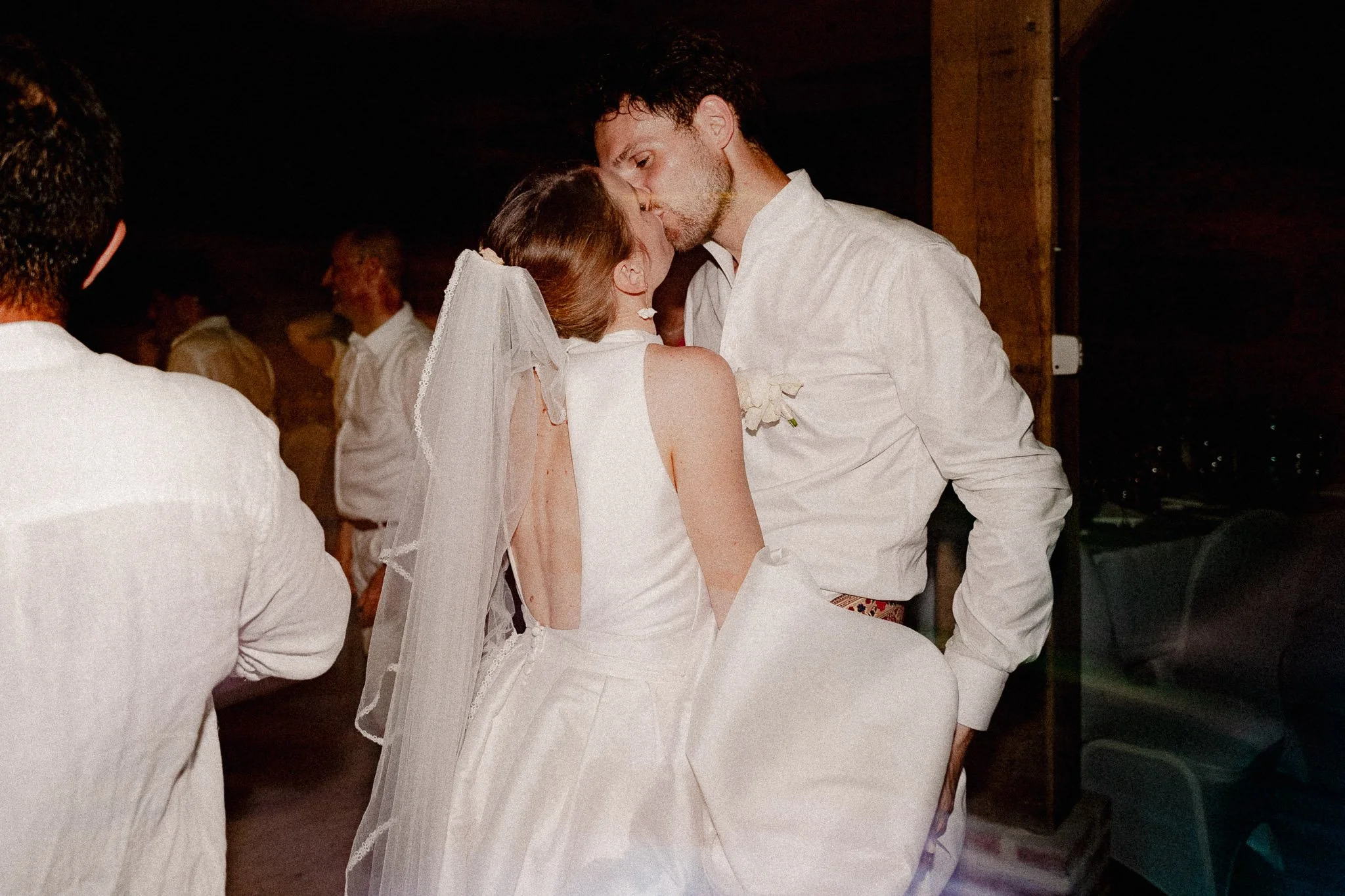 photographe-mariage-capbreton-baiser-maries-soiree.jpg