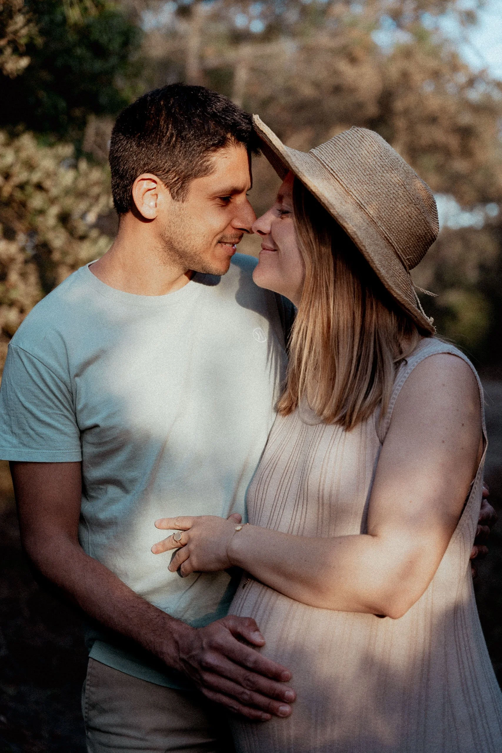 photographe-grossesse-seignosse-futurs-parents-front-contre-front-sous-bois.jpg