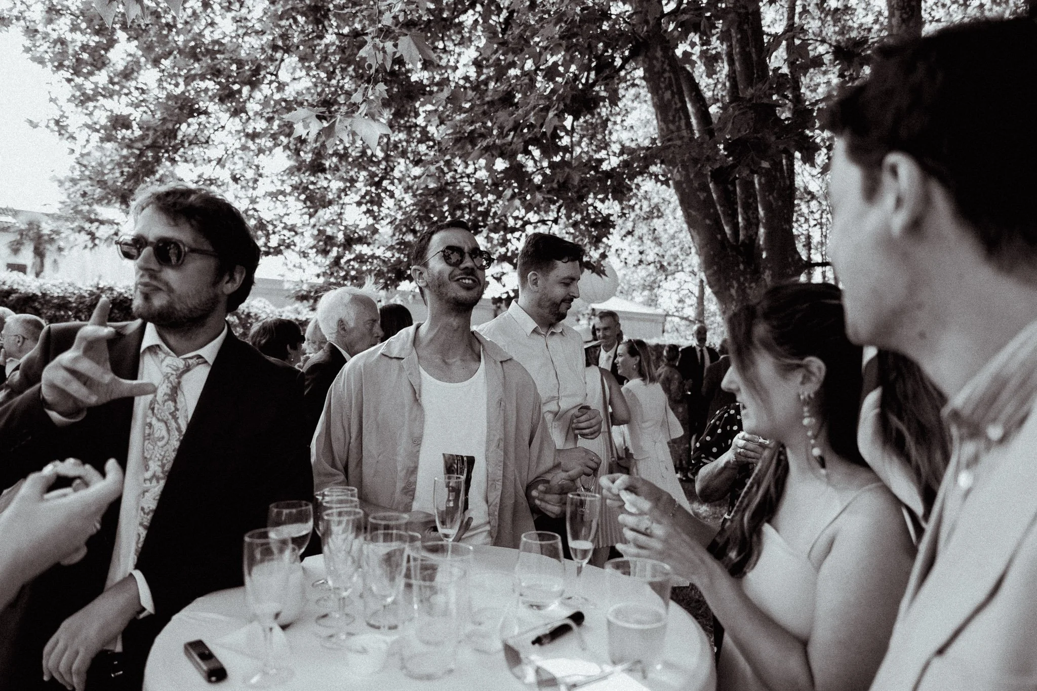 photographe-mariage-vieux-boucau-invites-trinquent-cocktail-noir-et-blanc.jpg