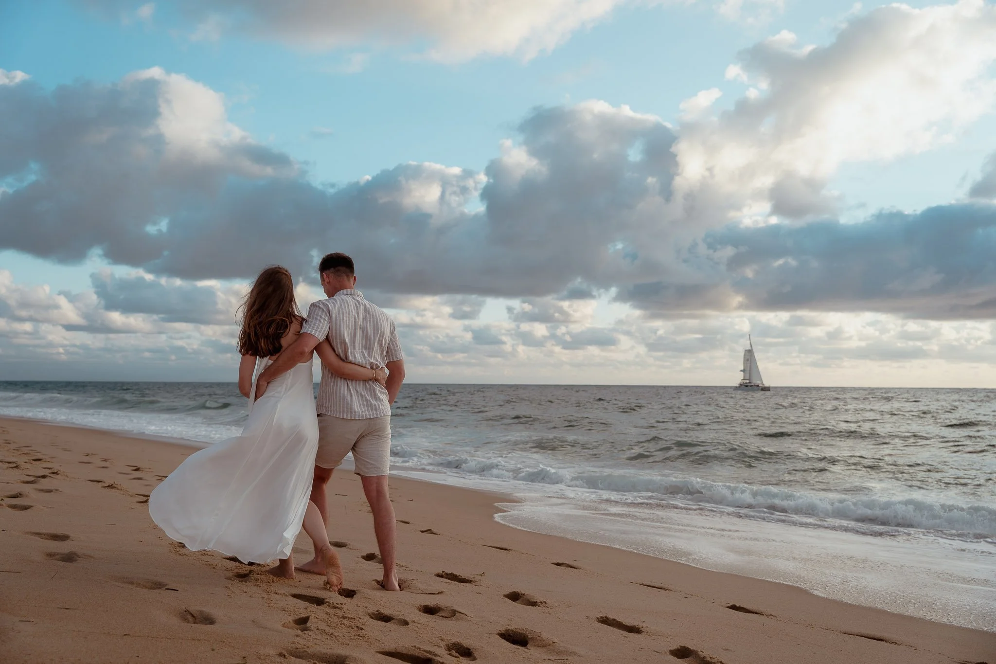 photographe-couple-capbreton-couple-de-dos-voilier-horizon.jpg