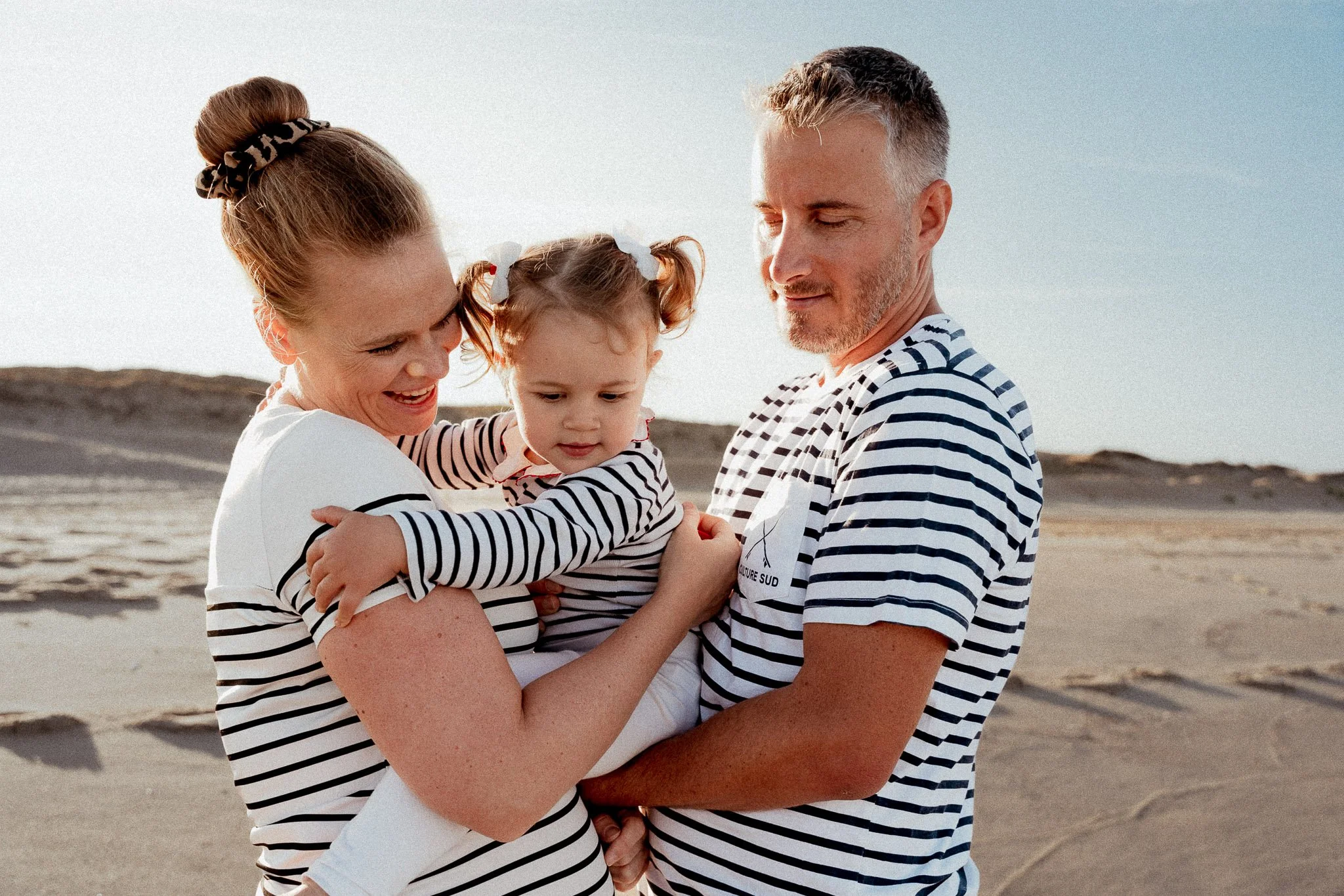 photographe-famille-seignosse-parents-fillette-calin-dune.jpg