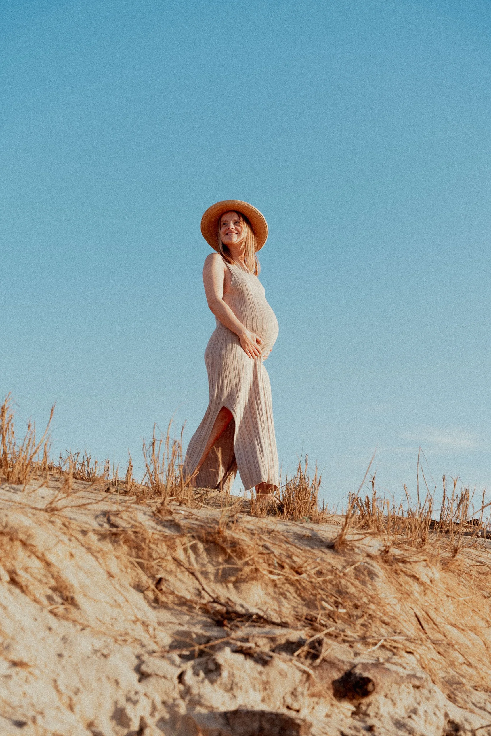 photographe-grossesse-seignosse-future-maman-chapeau-sommet-dune.jpg