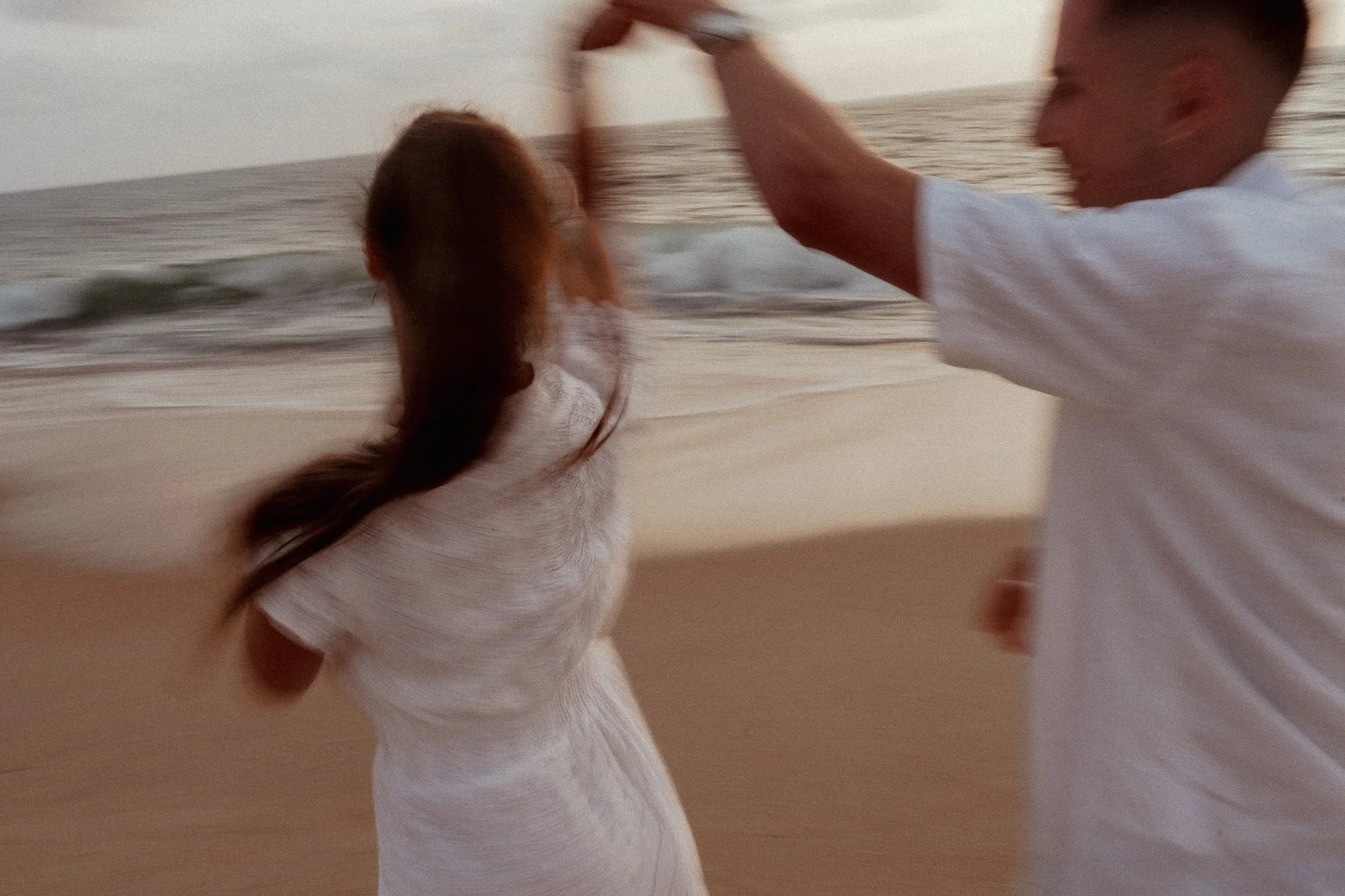 photographe-couple-capbreton-couple-danse-mouvement-plage.jpg