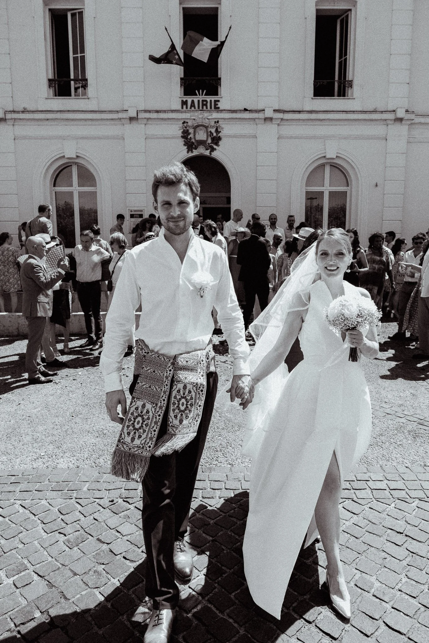 photographe-mariage-arjuzanx-maries-sortie-mairie-noir-et-blanc.jpg