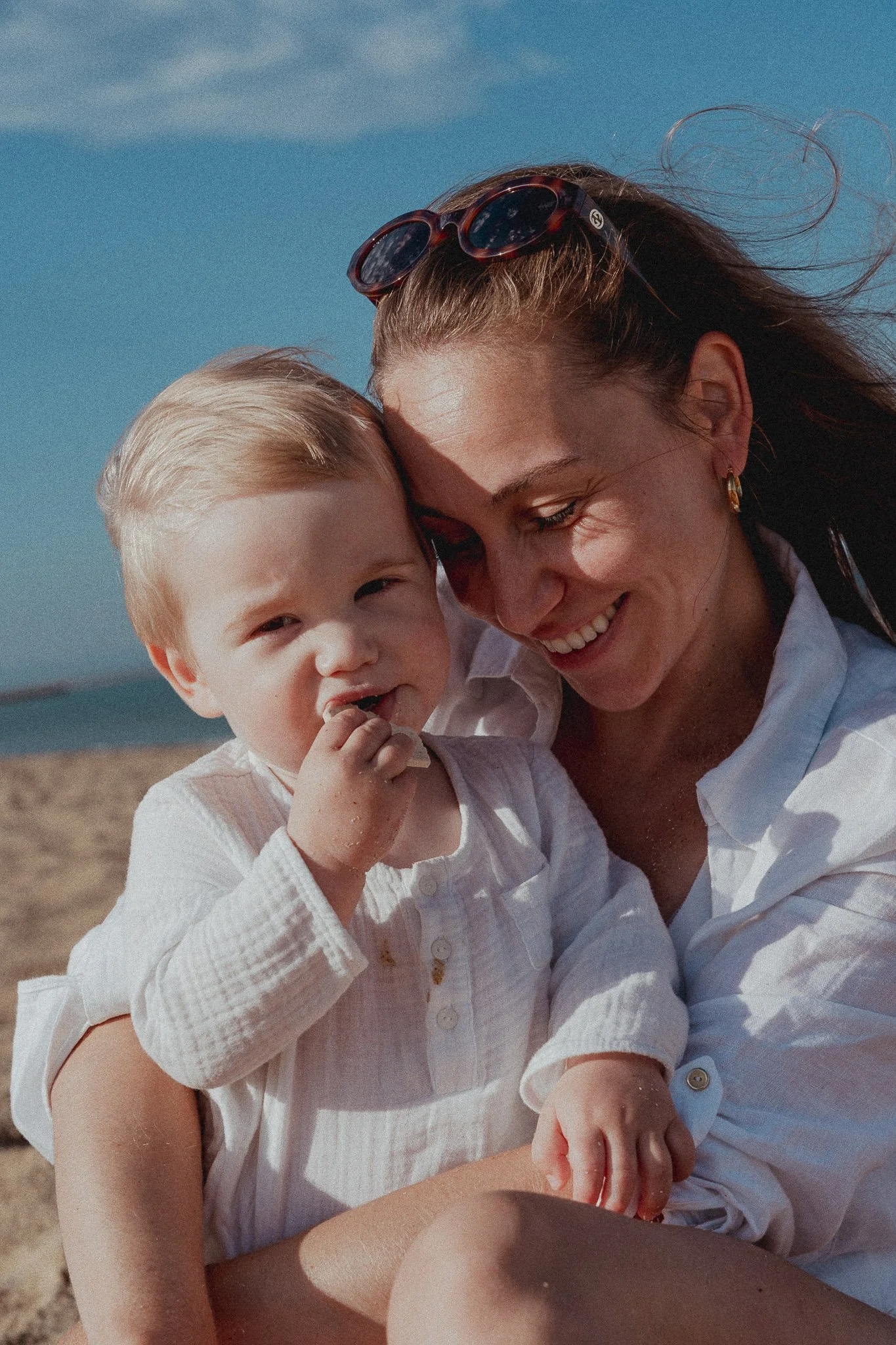 photographe-famille-cote-landaise-maman-bambin-calin.jpg