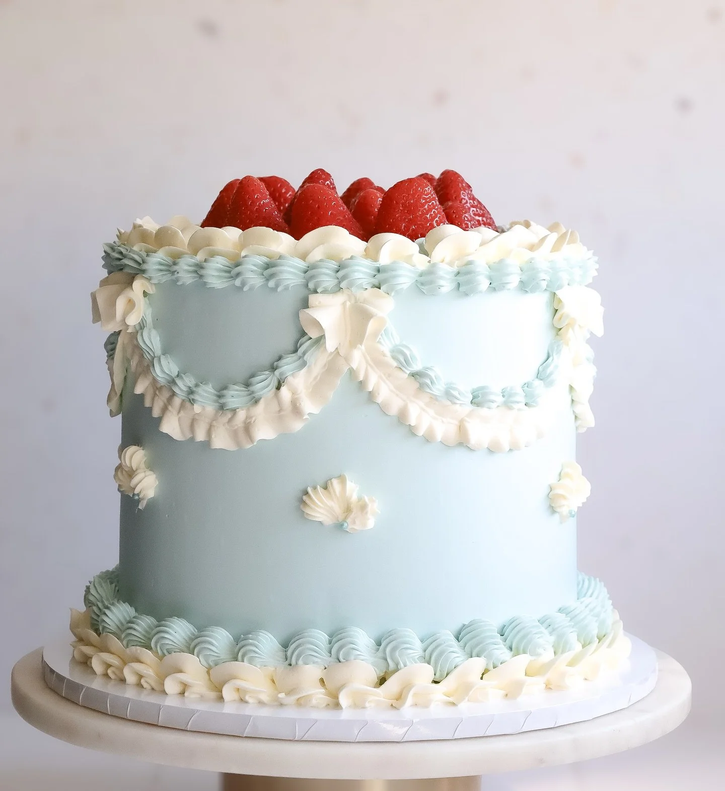 VINTAGE 🍓LOVE! 😍

#vintagecake #strawberries #swiss #swisscakes