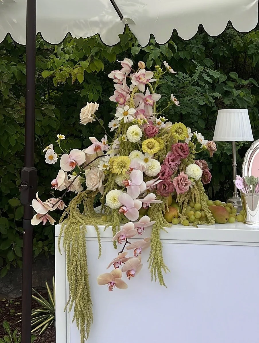 80s martha stewart vibes for S+J 💍
08/23/2025
📋 @loveleecelebrations 
🎪 @hardingwaterfrontestate 
🍽️ @splendidsettings @simplybeautifuldecor 
🪑 @detailzfurniturerentals 
⛱️ @bevyeventrentals 
And my freelance team 💕
@afinemedley 
@flauragarde